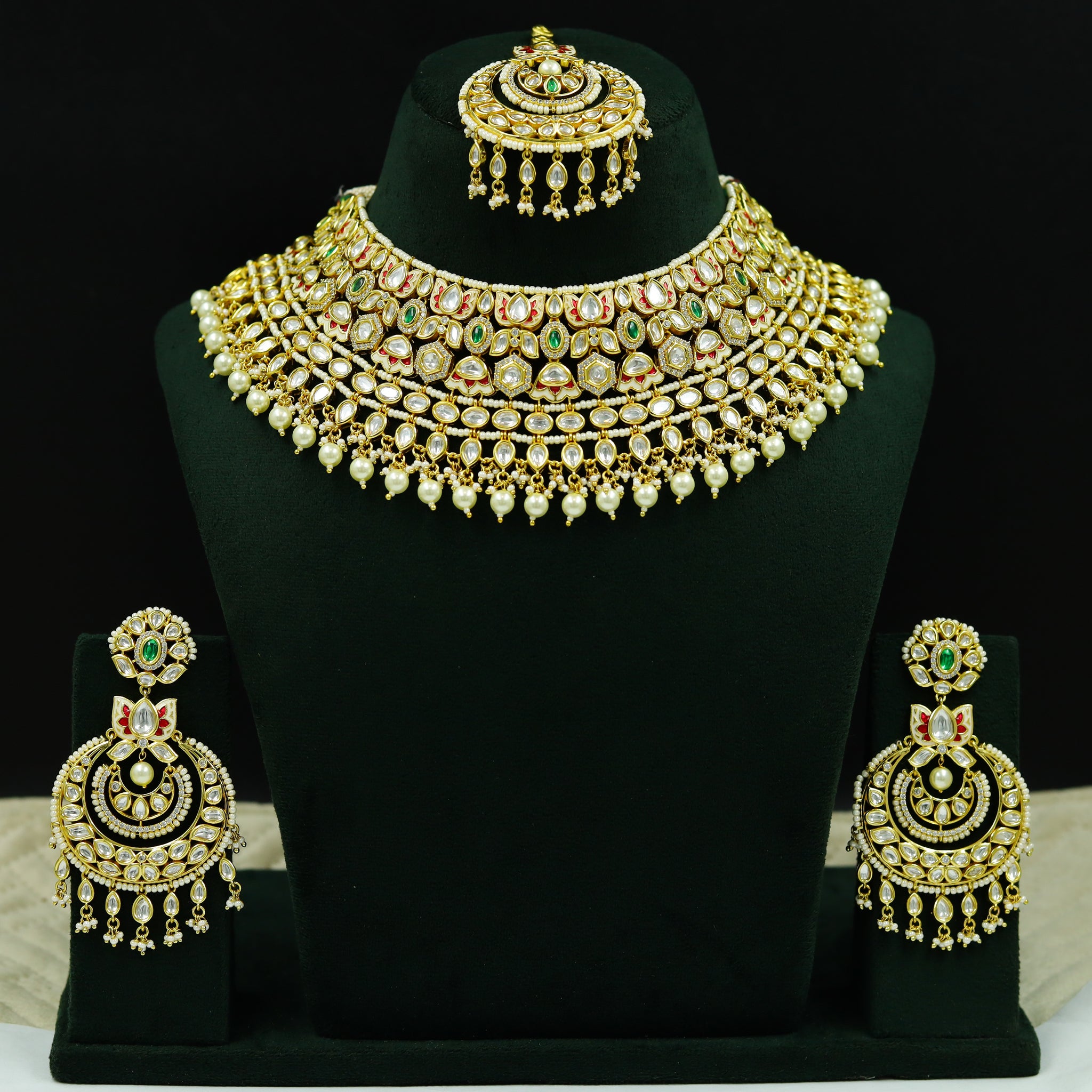 Round Neck Kundan Necklace Set 12213-28