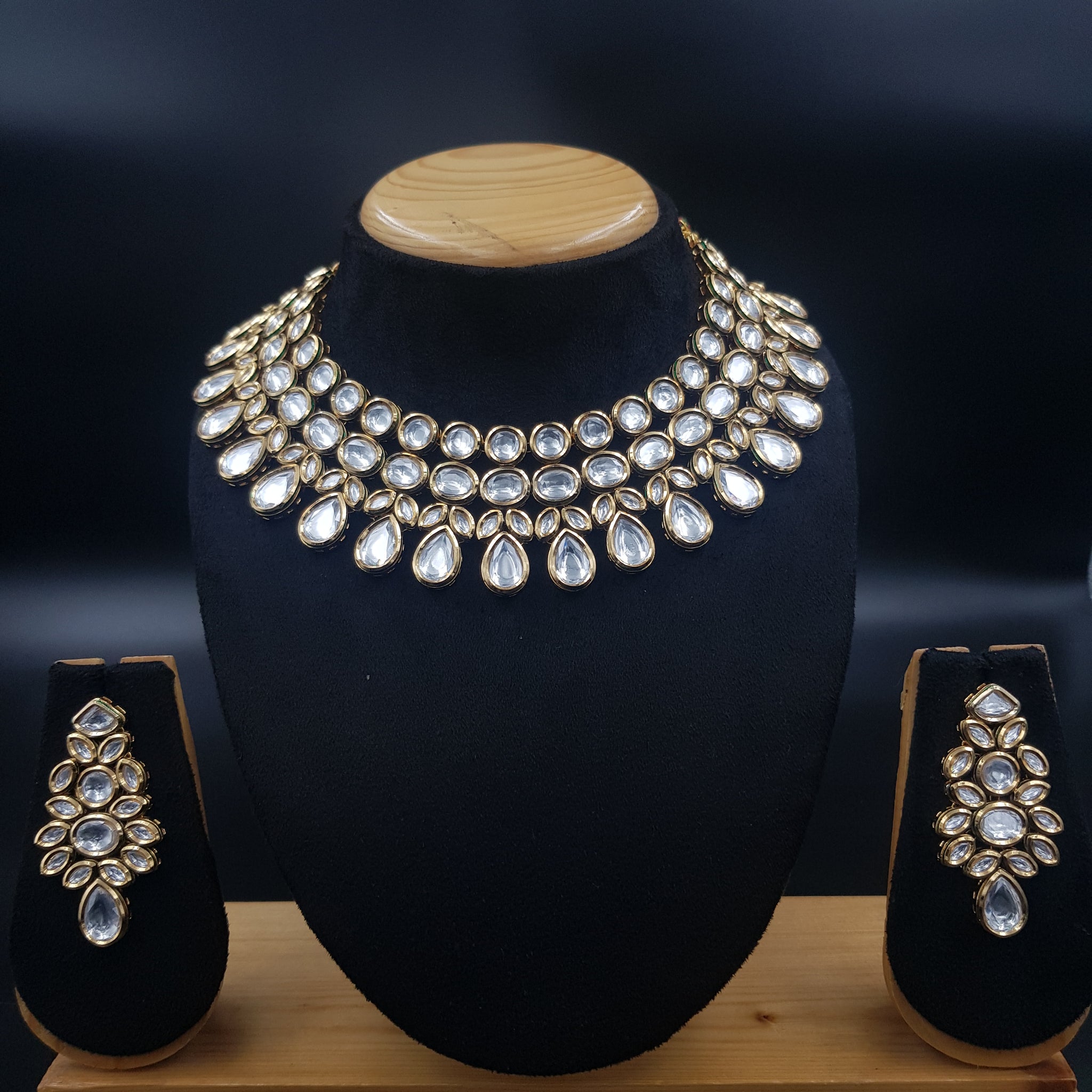 Round Neck Kundan Necklace Set 10622-68