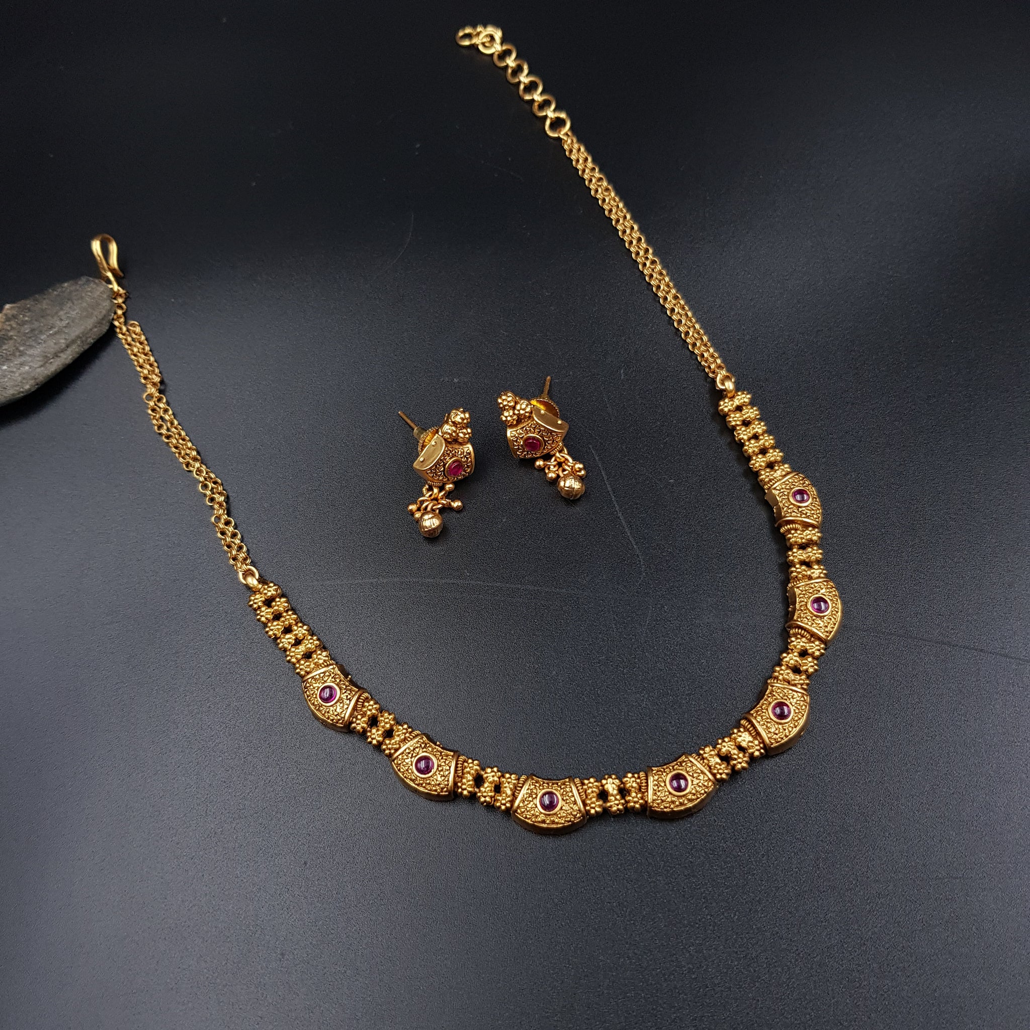 Round Neck Antique Necklace Set 11241-1