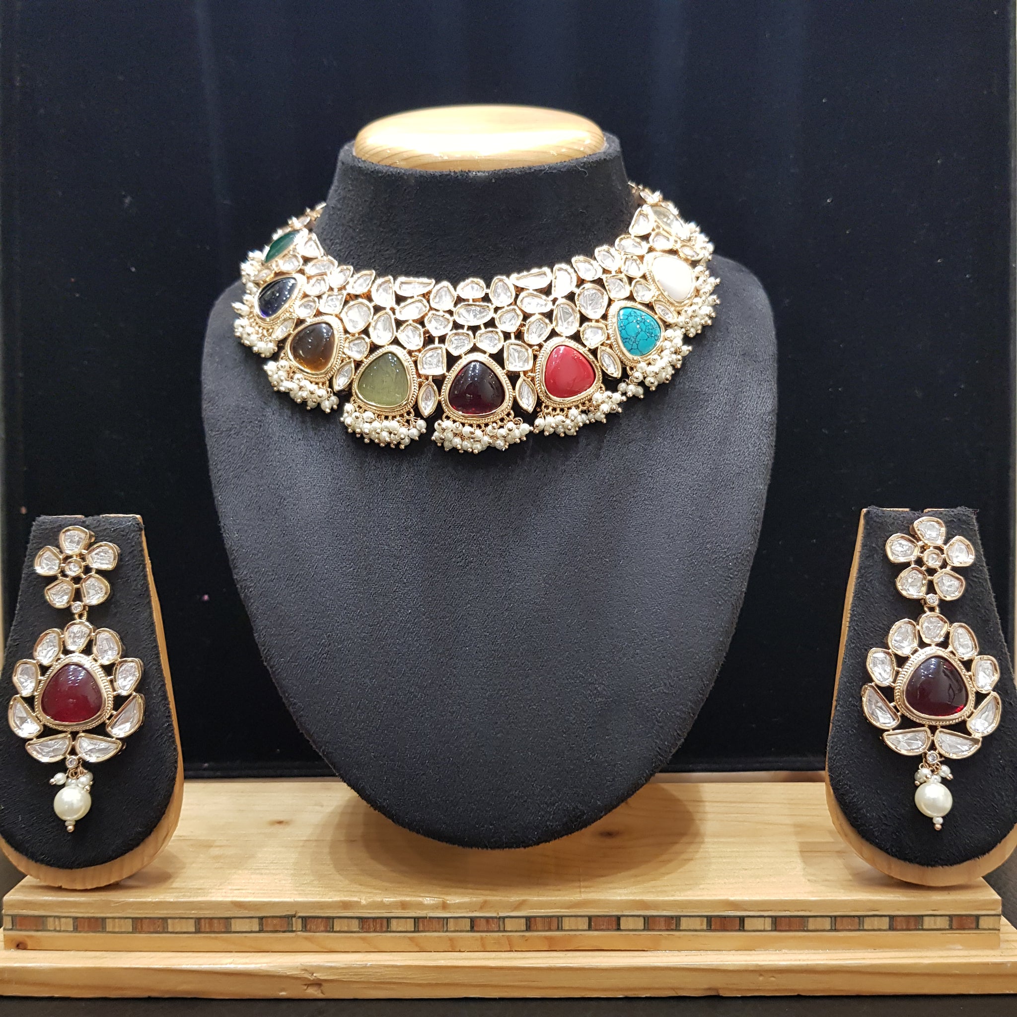 Round Neck Kundan Necklace Set 10617-68