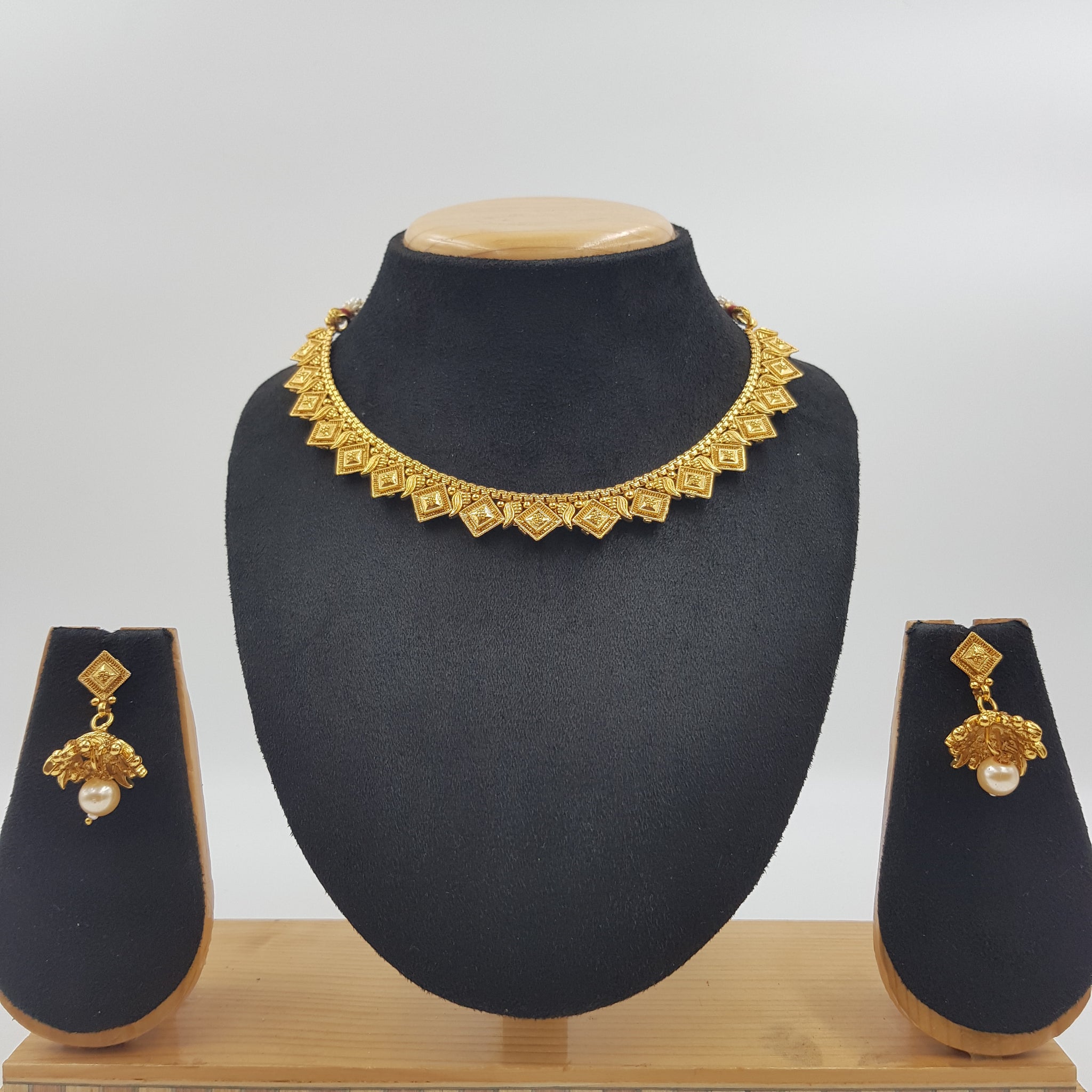Round Neck Gold Look Necklace Set 7149-33