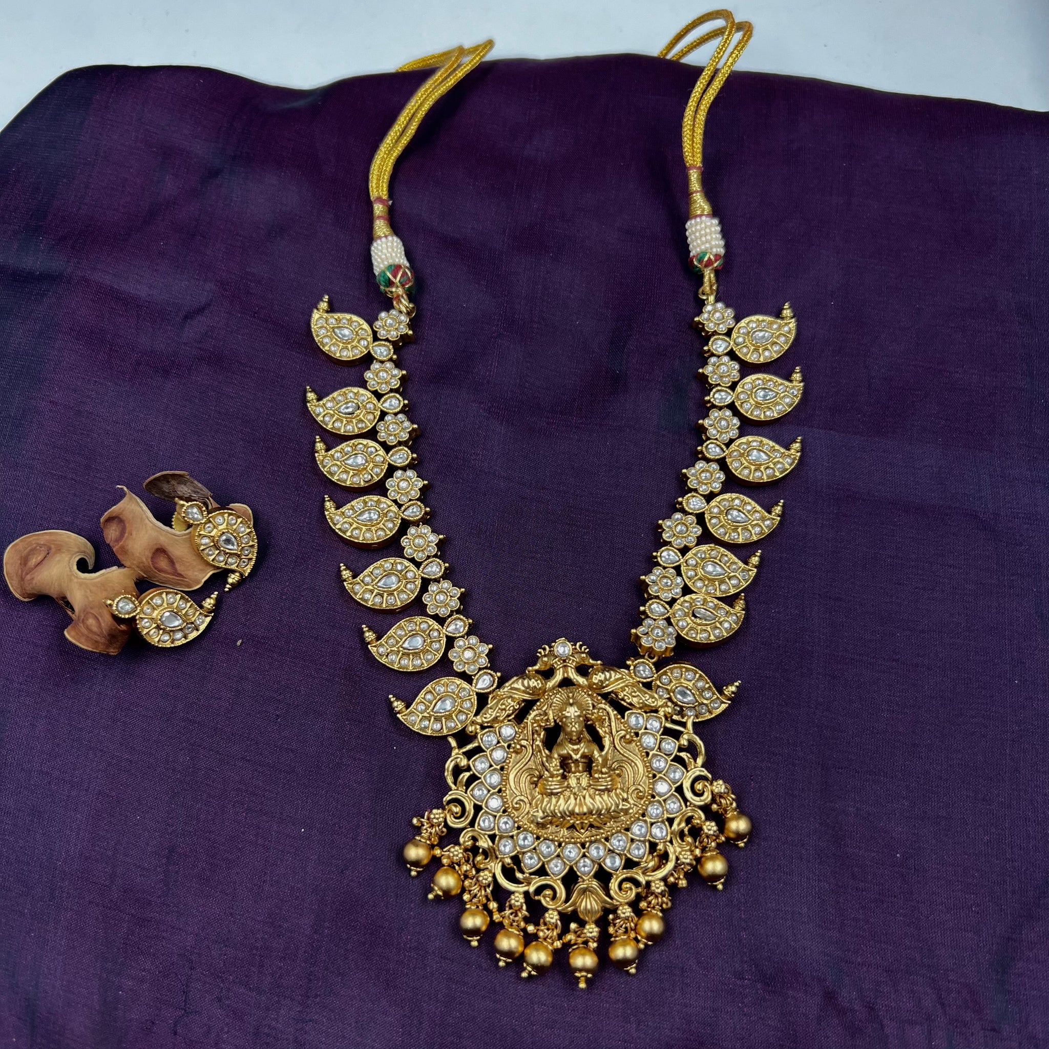 Antique Gold Plated Round Neck Temple Necklace Set 9940-28