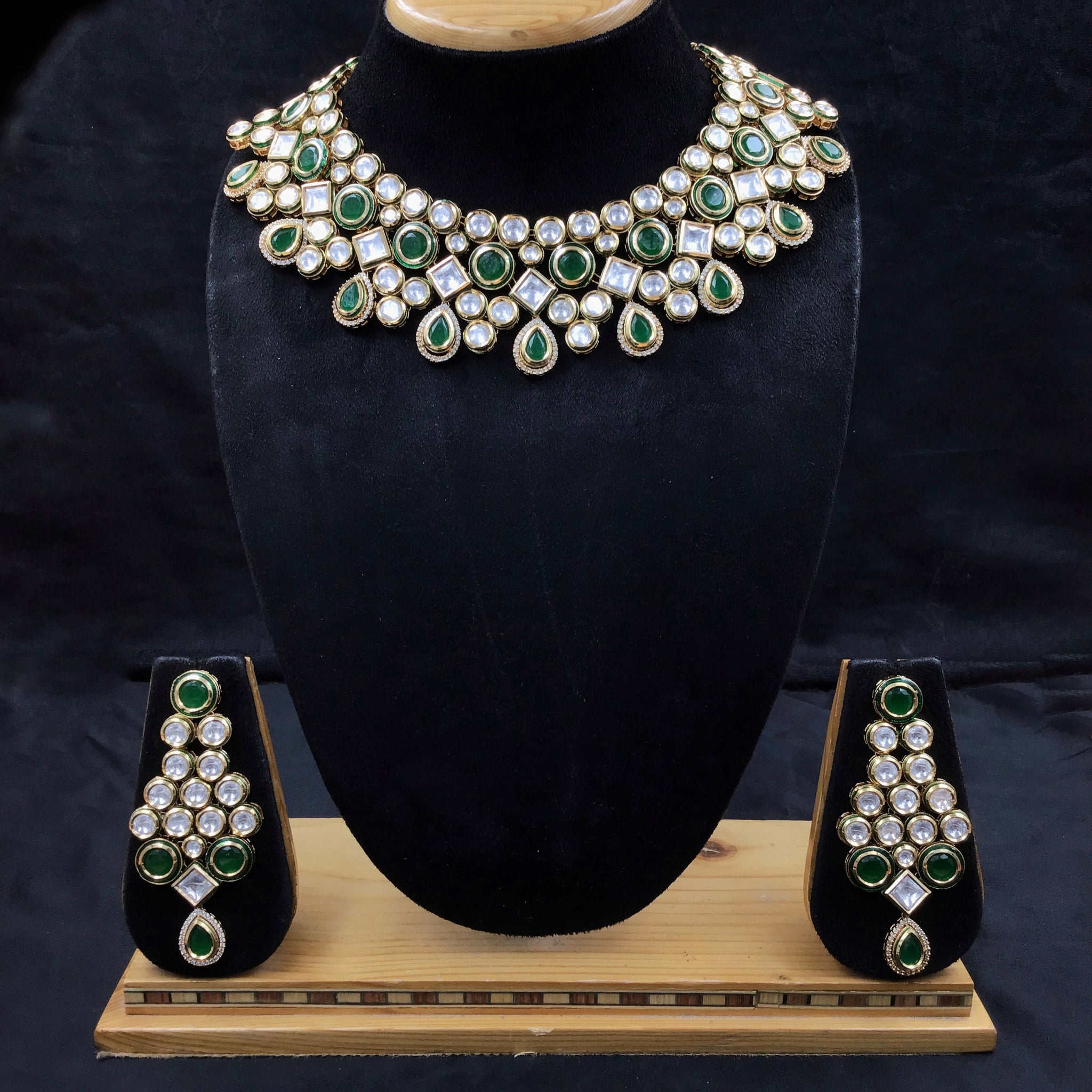 Round Neck Kundan Necklace Set 10619-68