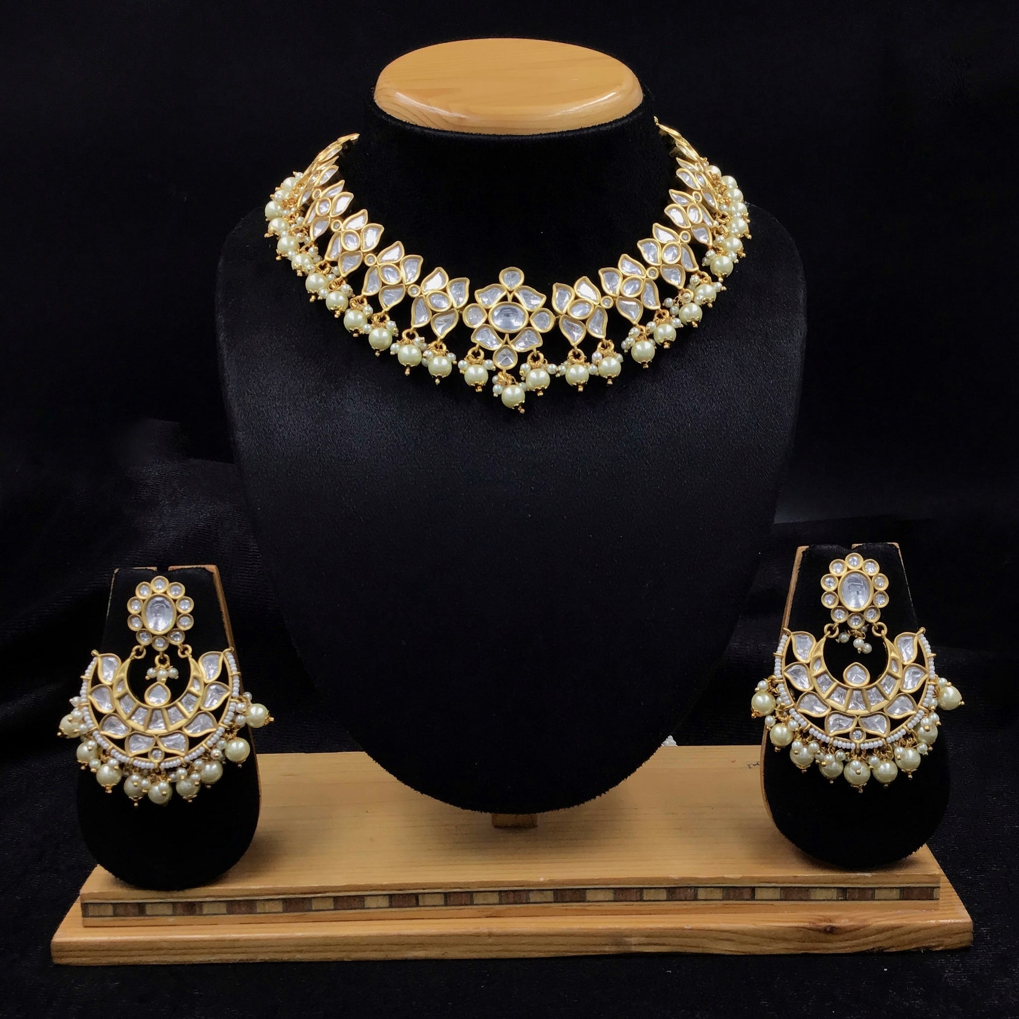 Matte Gold Plated Choker Kundan Necklace Set 9520-28