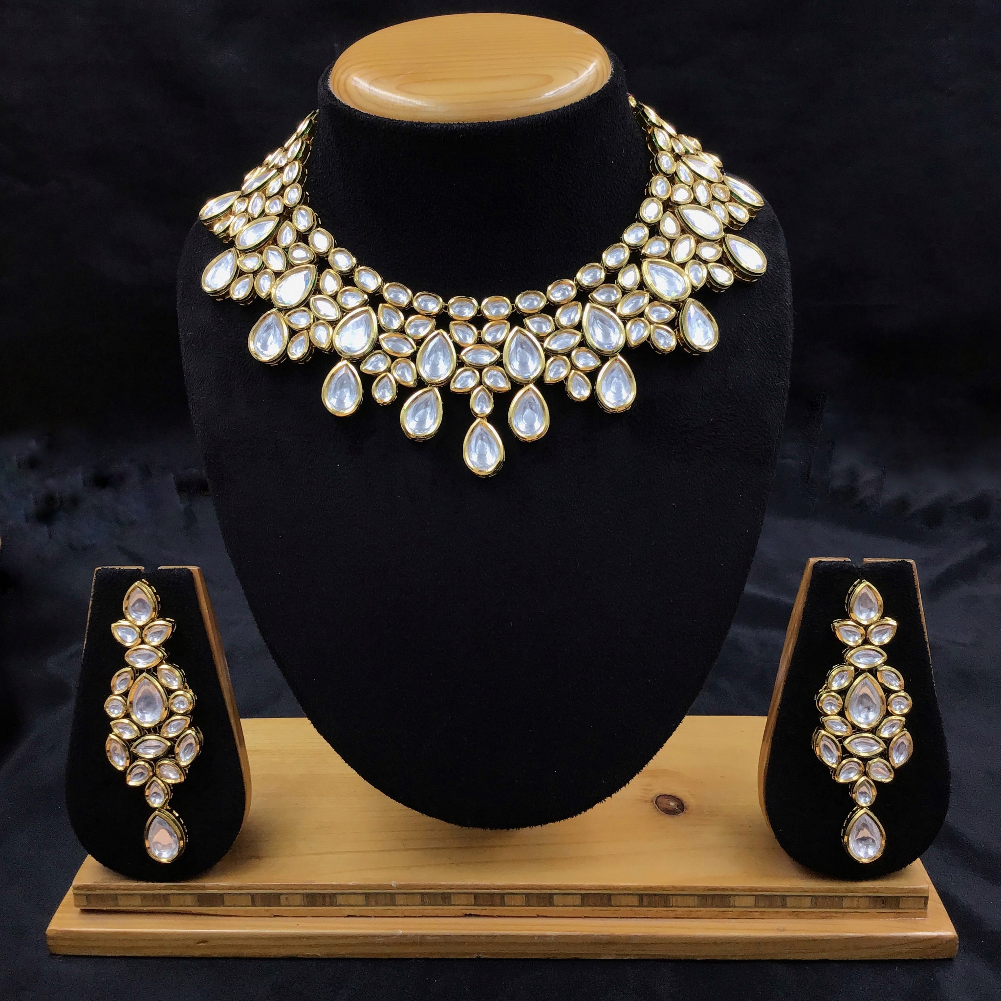 Round Neck Kundan Necklace Set 10170-28