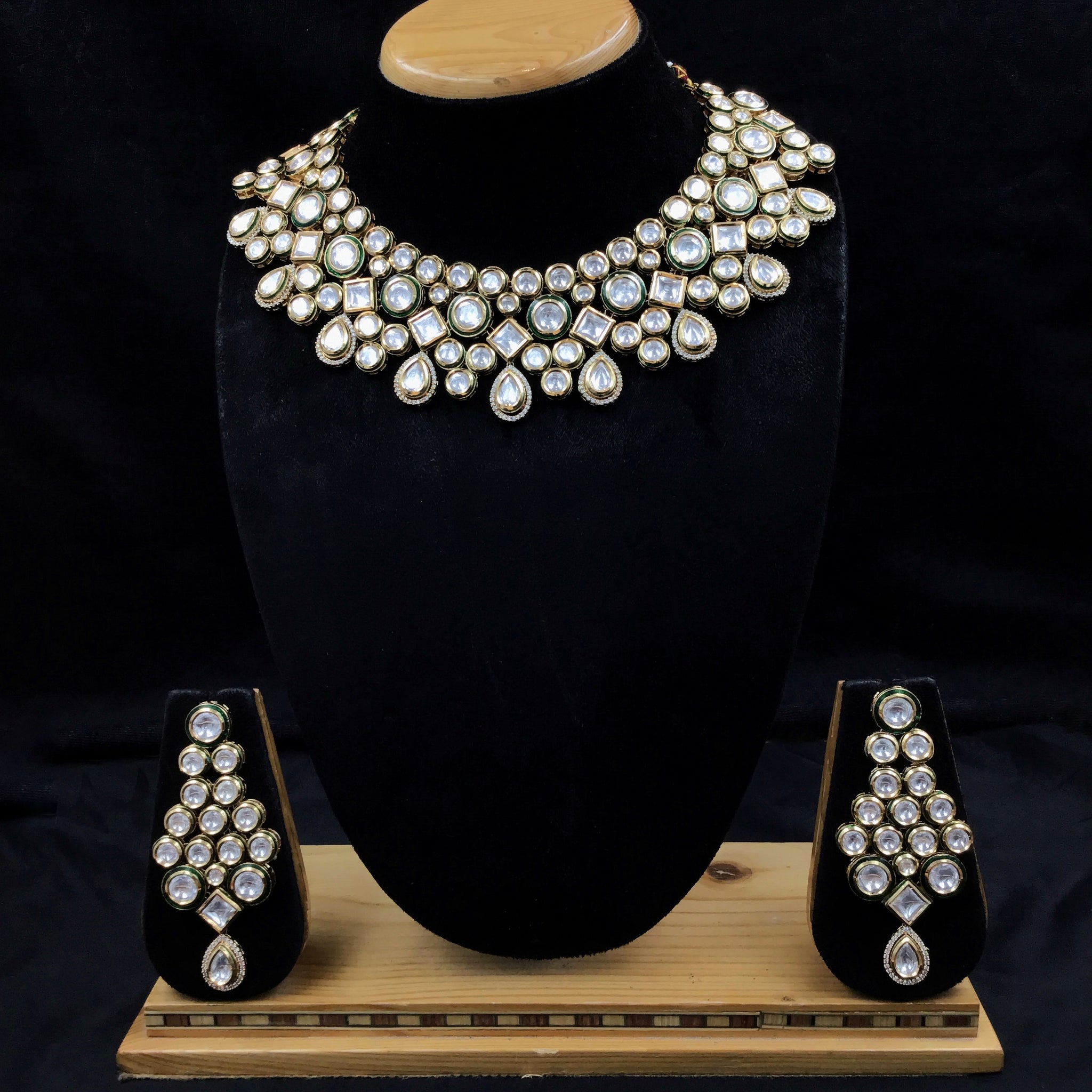 Round Neck Kundan Necklace Set 10620-68