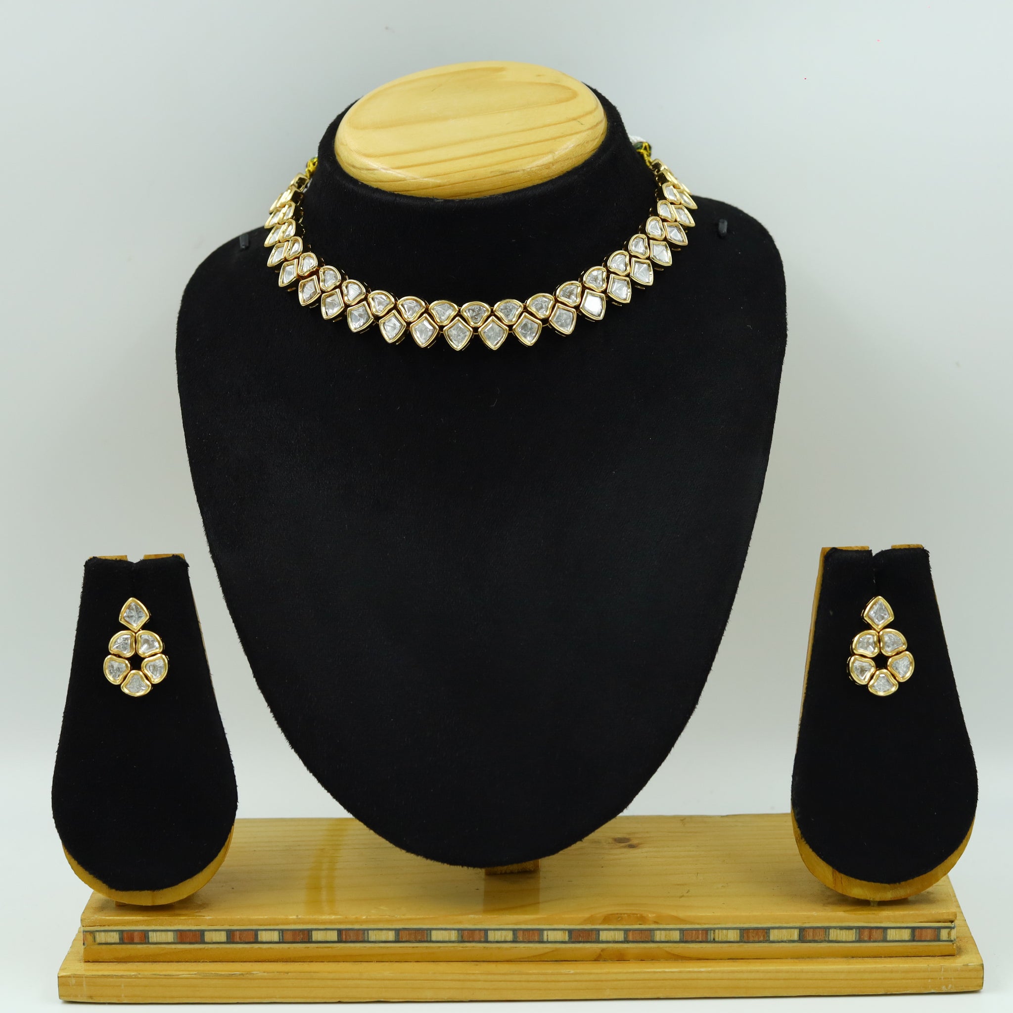Round Neck Kundan Necklace Set 12201-28