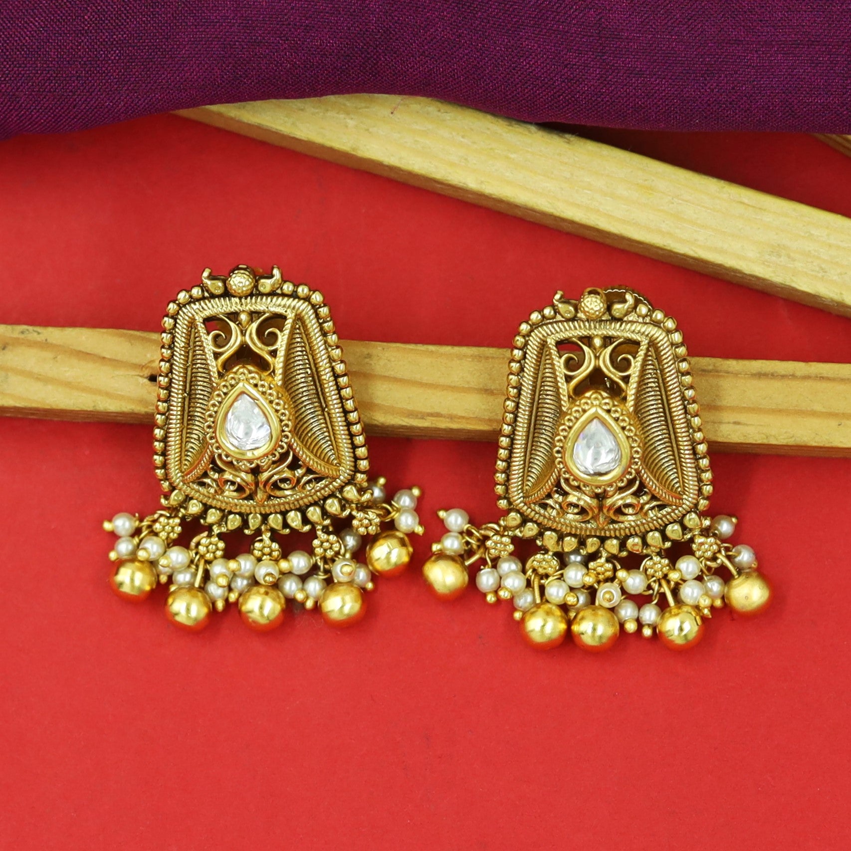 Light Kundan Earring 16779-28