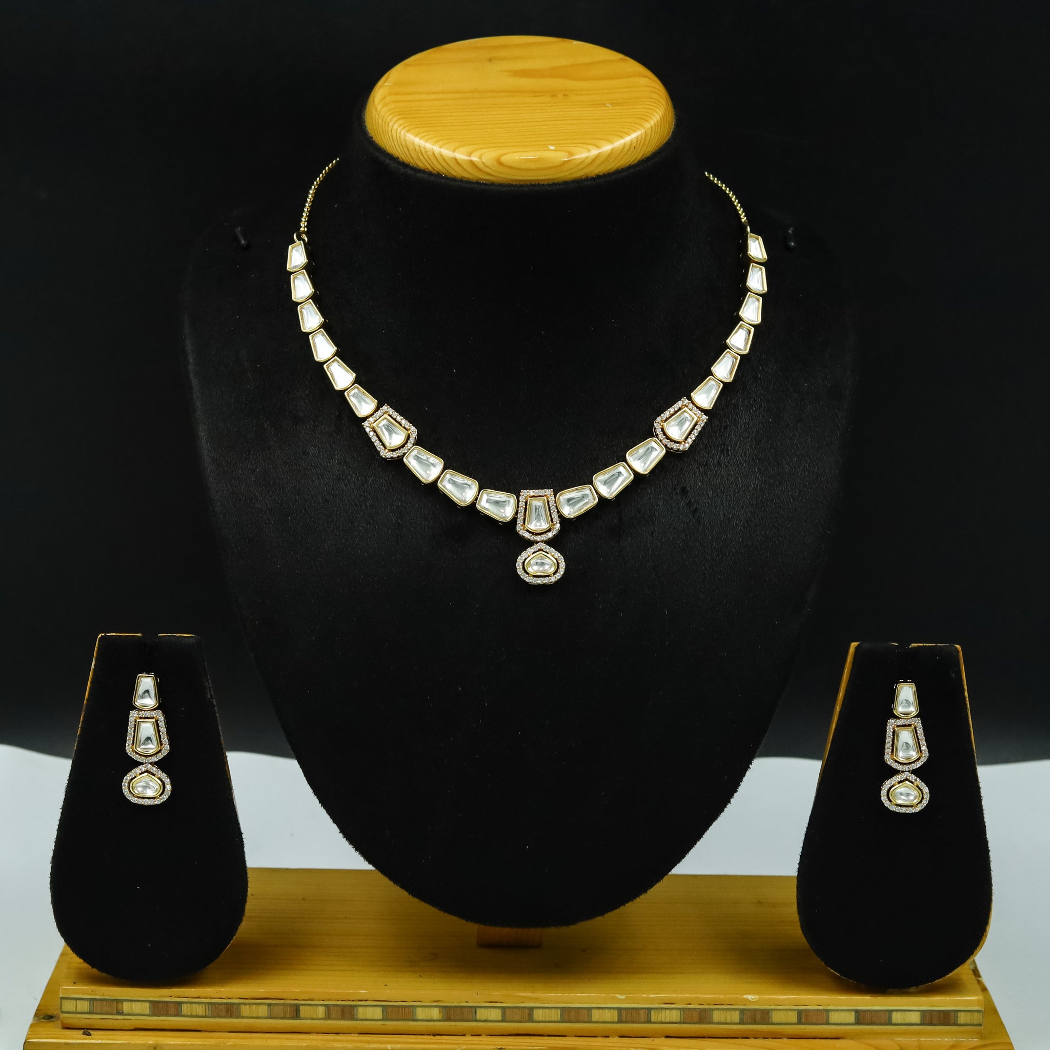 Round Neck Kundan Necklace Set 12936-31