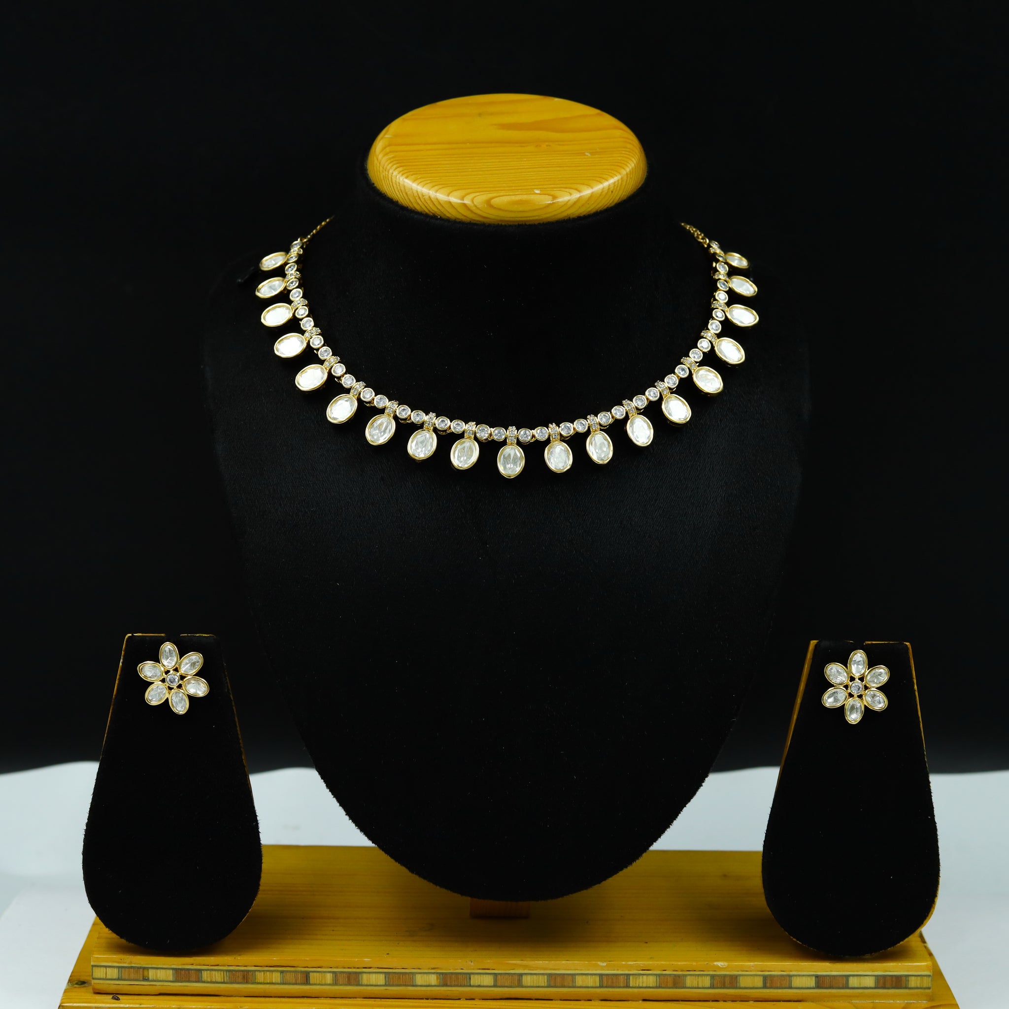 Round Neck Kundan Necklace Set 12780-68