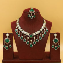 Round Neck Kundan Necklace Set 18216-68