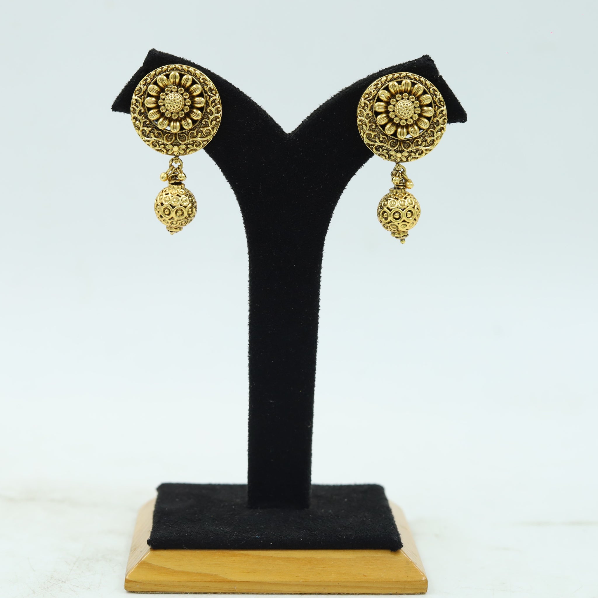 Light Kundan Earring 16780-28
