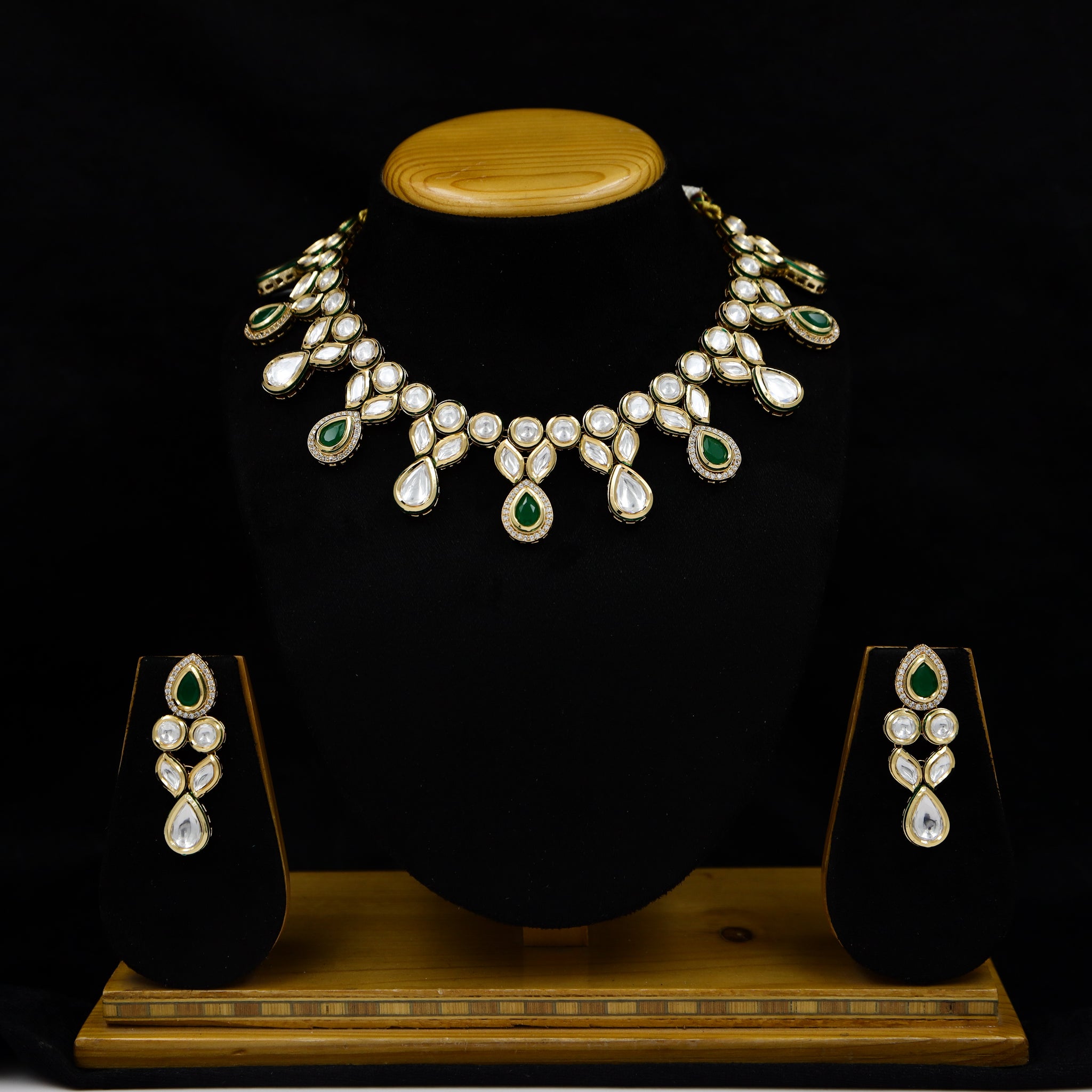 Round Neck Kundan Necklace Set 10611-68