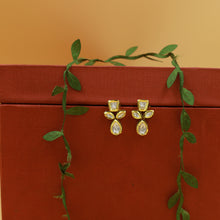 Round Neck Kundan Necklace Set 17505-27
