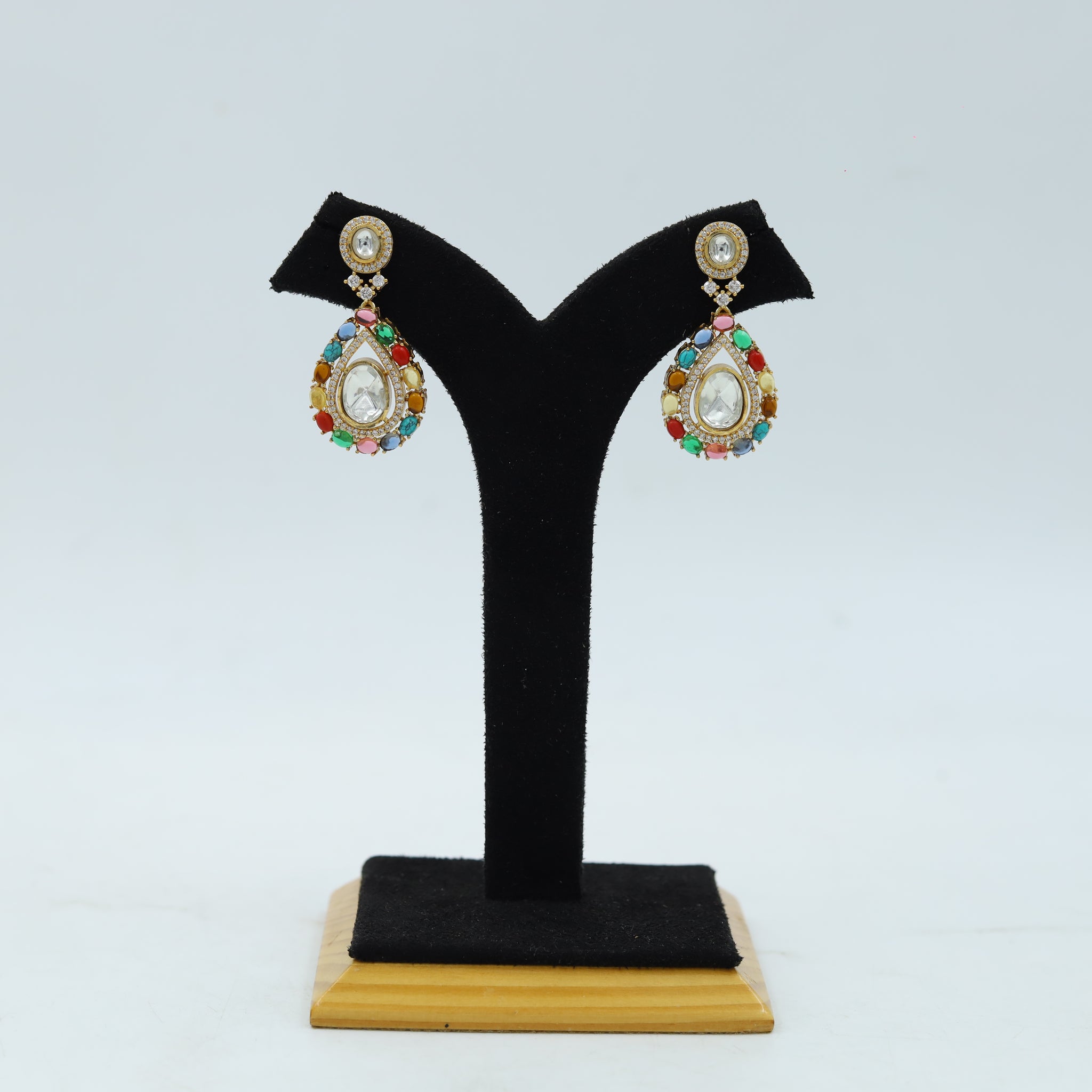 Round Neck Kundan Necklace Set 16959-68