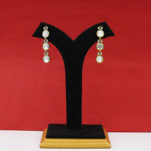 Light Kundan Earring 16939-31