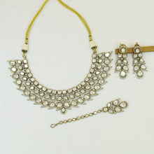 Round Neck Kundan Necklace Set 19483-69