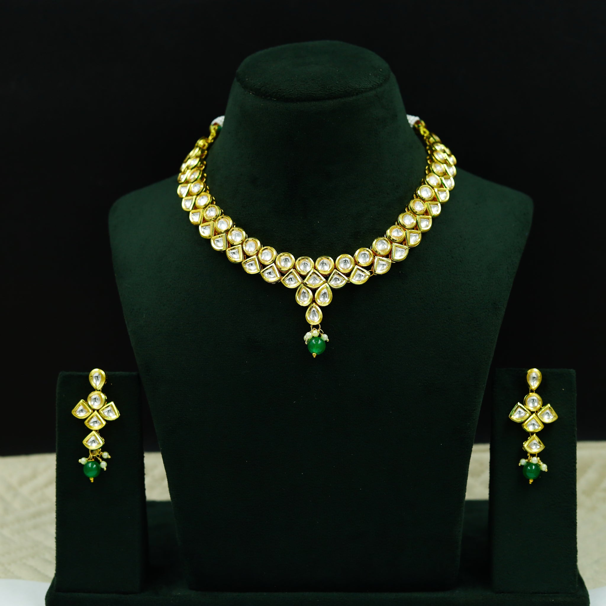 Round Neck Kundan Necklace Set 12922-31