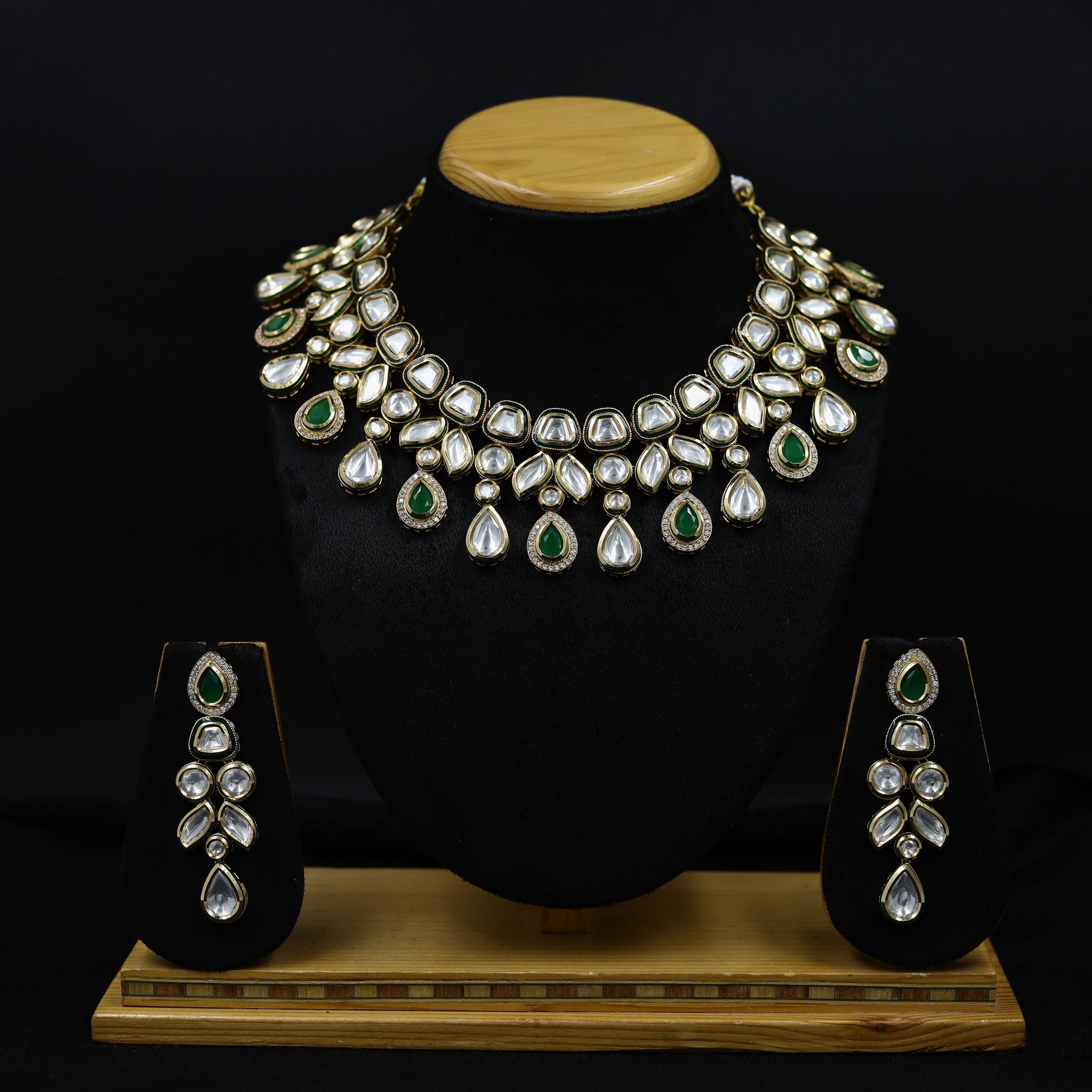 Round Neck Kundan Necklace Set 11505-34