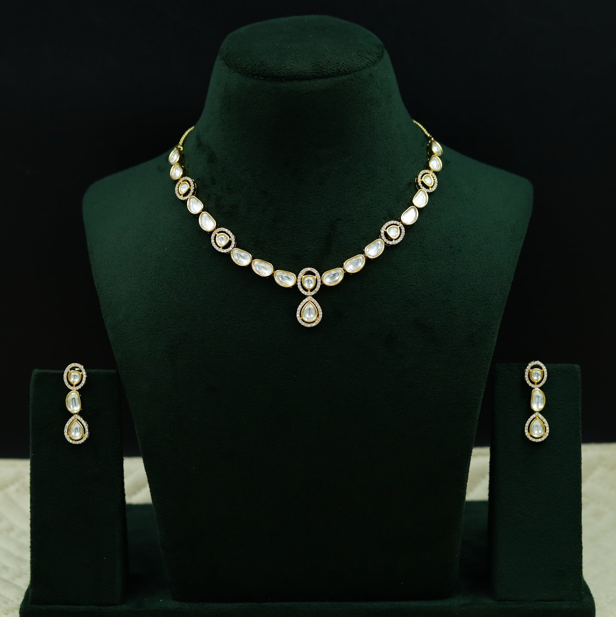 Round Neck Kundan Necklace Set 12933-31
