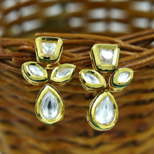 Round Neck Kundan Necklace Set 17505-27