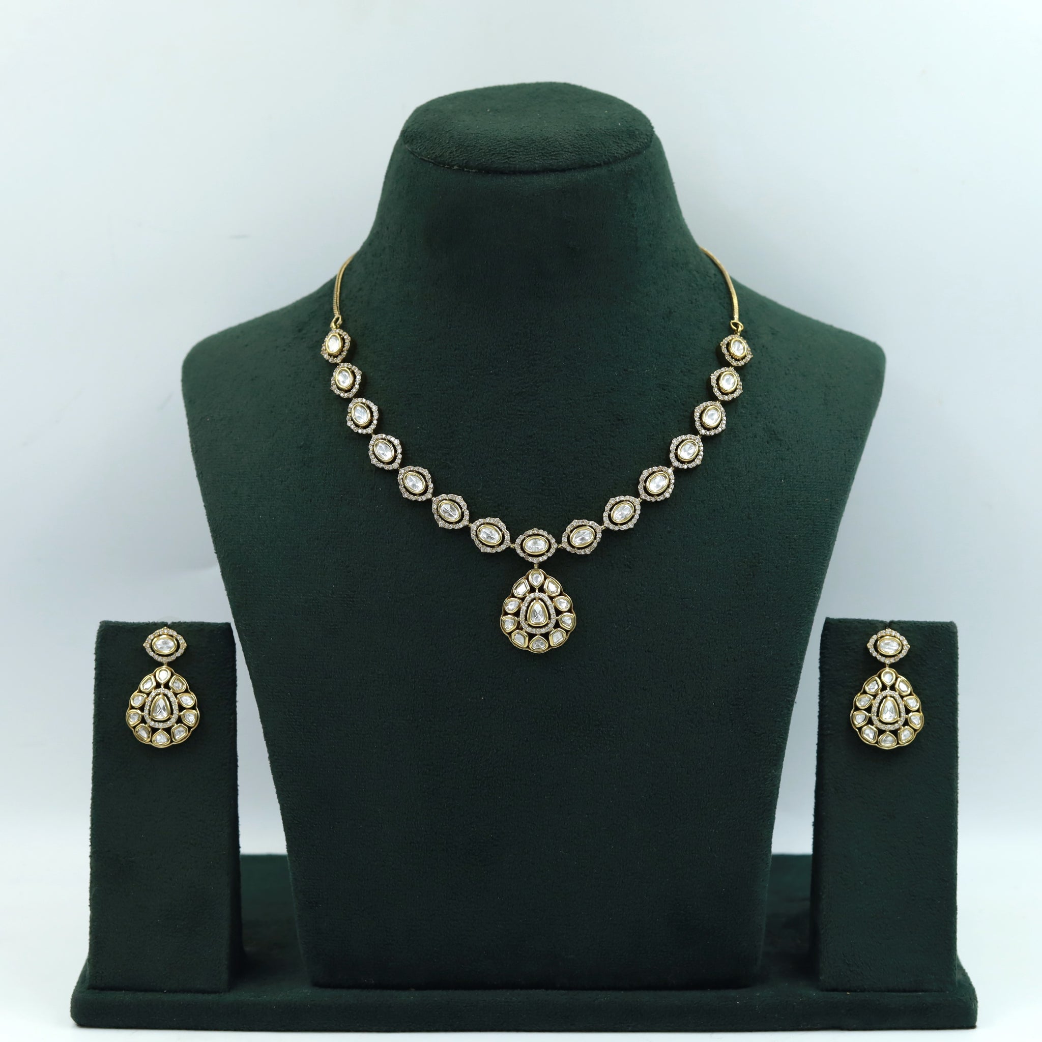 Round Neck Kundan Necklace Set 15511-91