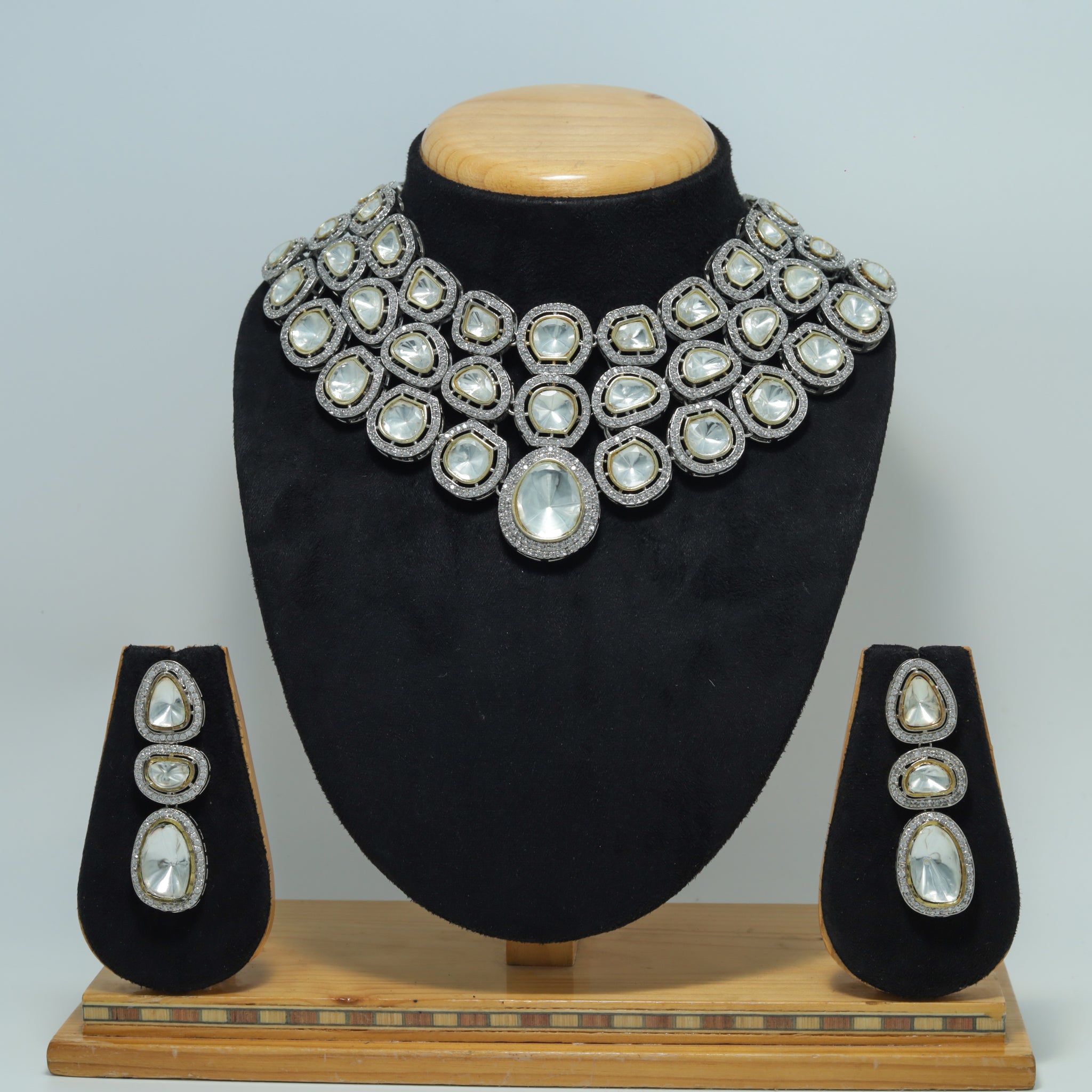 Round Neck Kundan Necklace Set 7167-33