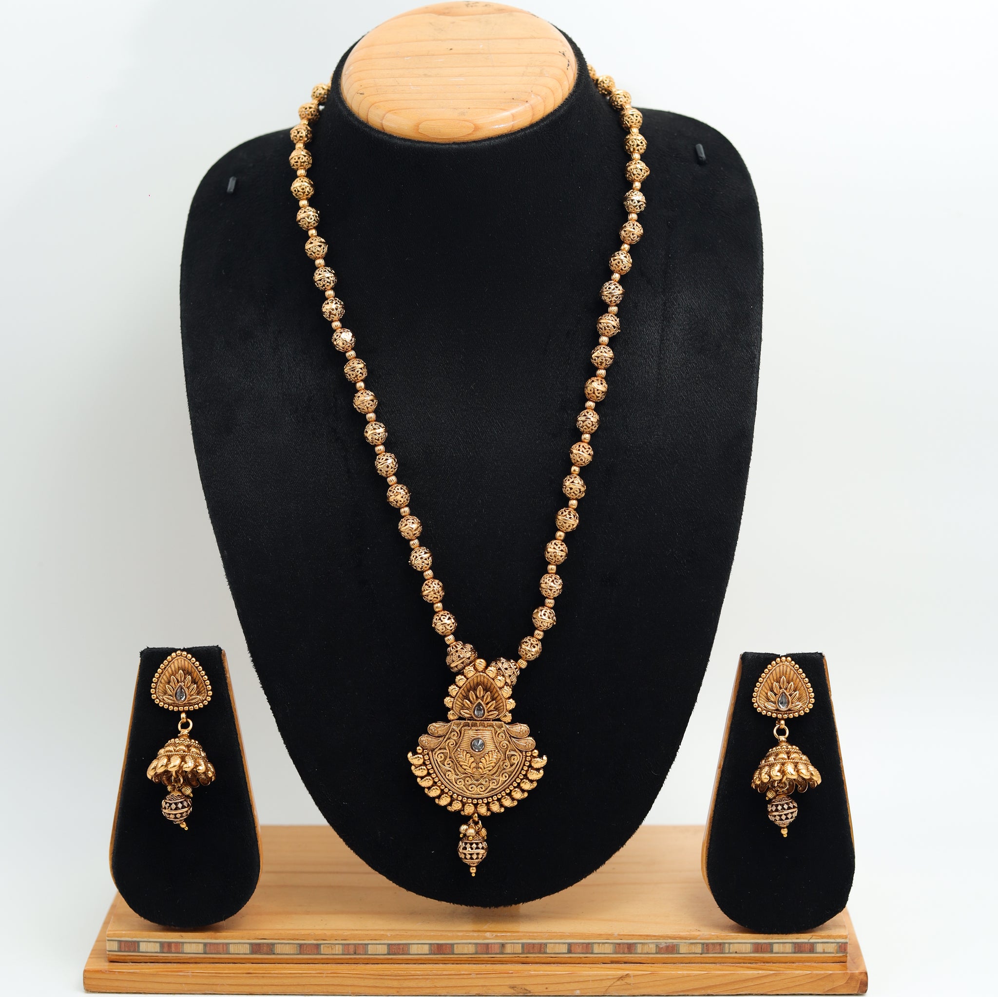 Antic gold sales pendant set