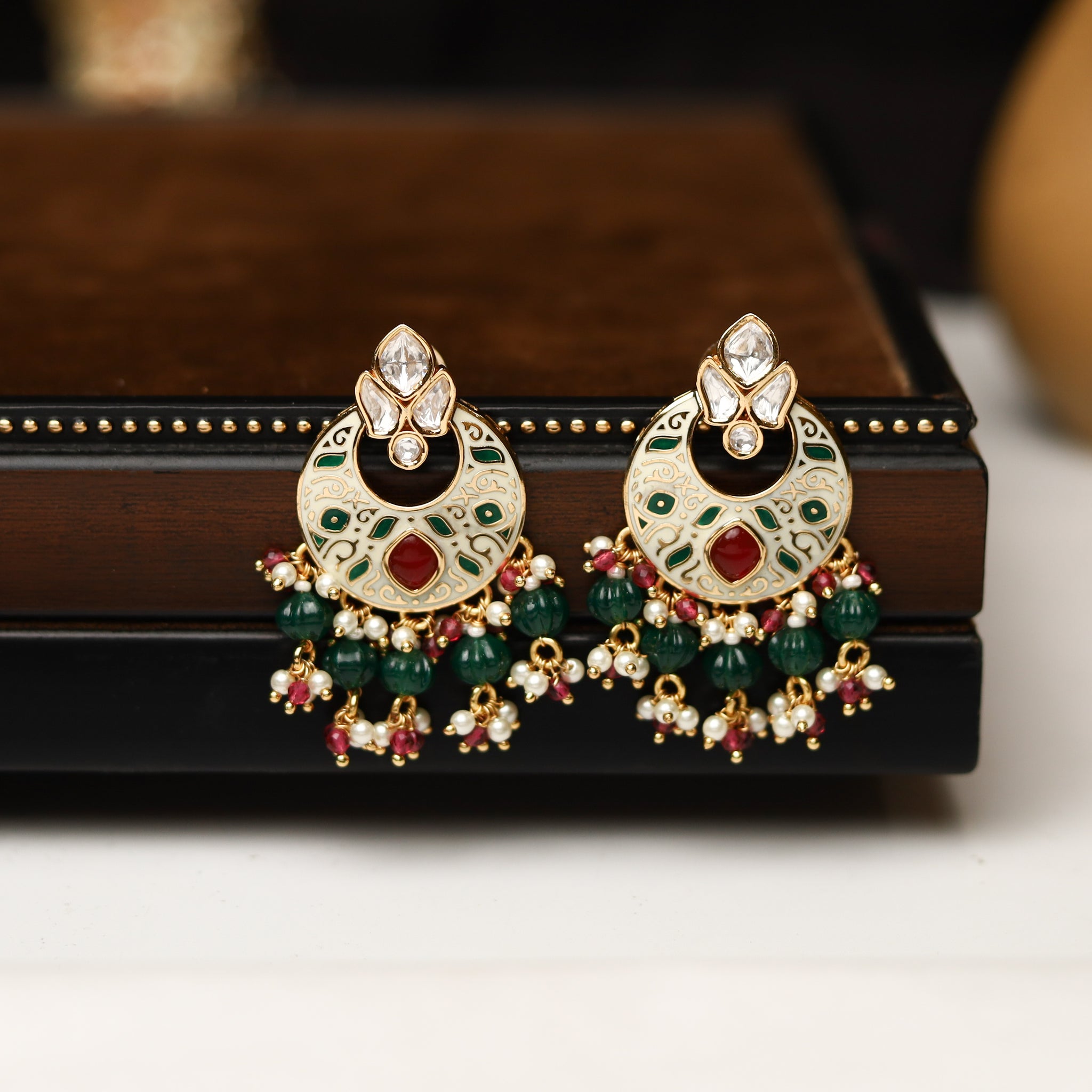 Round Neck Kundan Necklace Set 12174-28