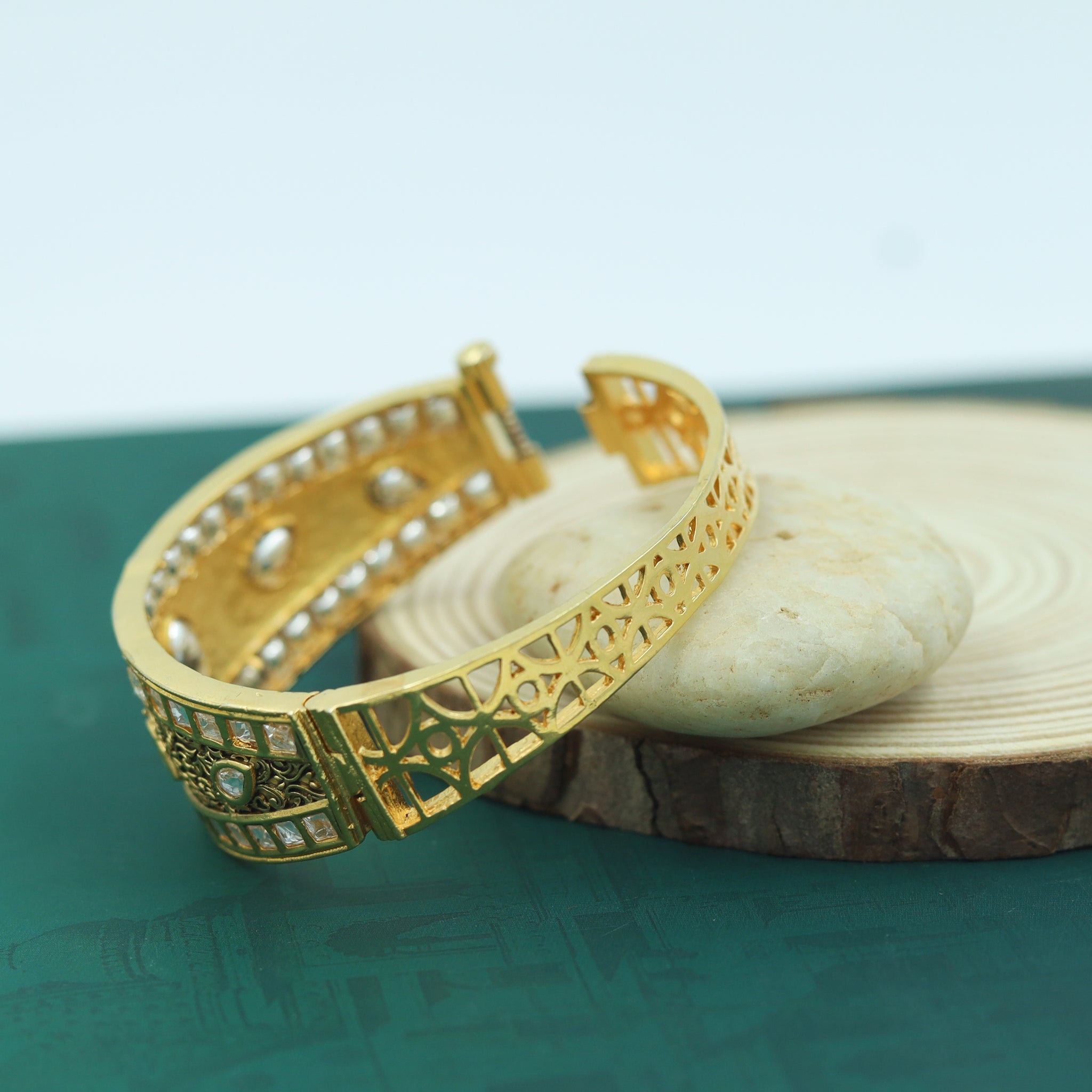 Gold antique on sale bracelet design