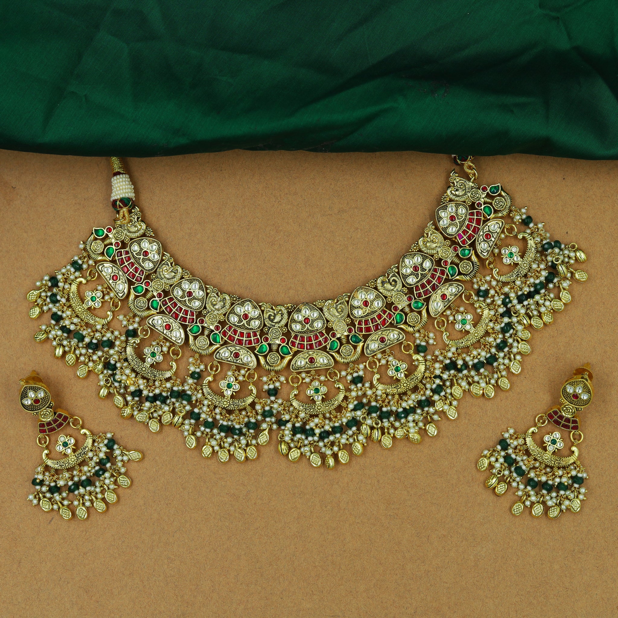 Round Neck Kundan Necklace Set 16459-56