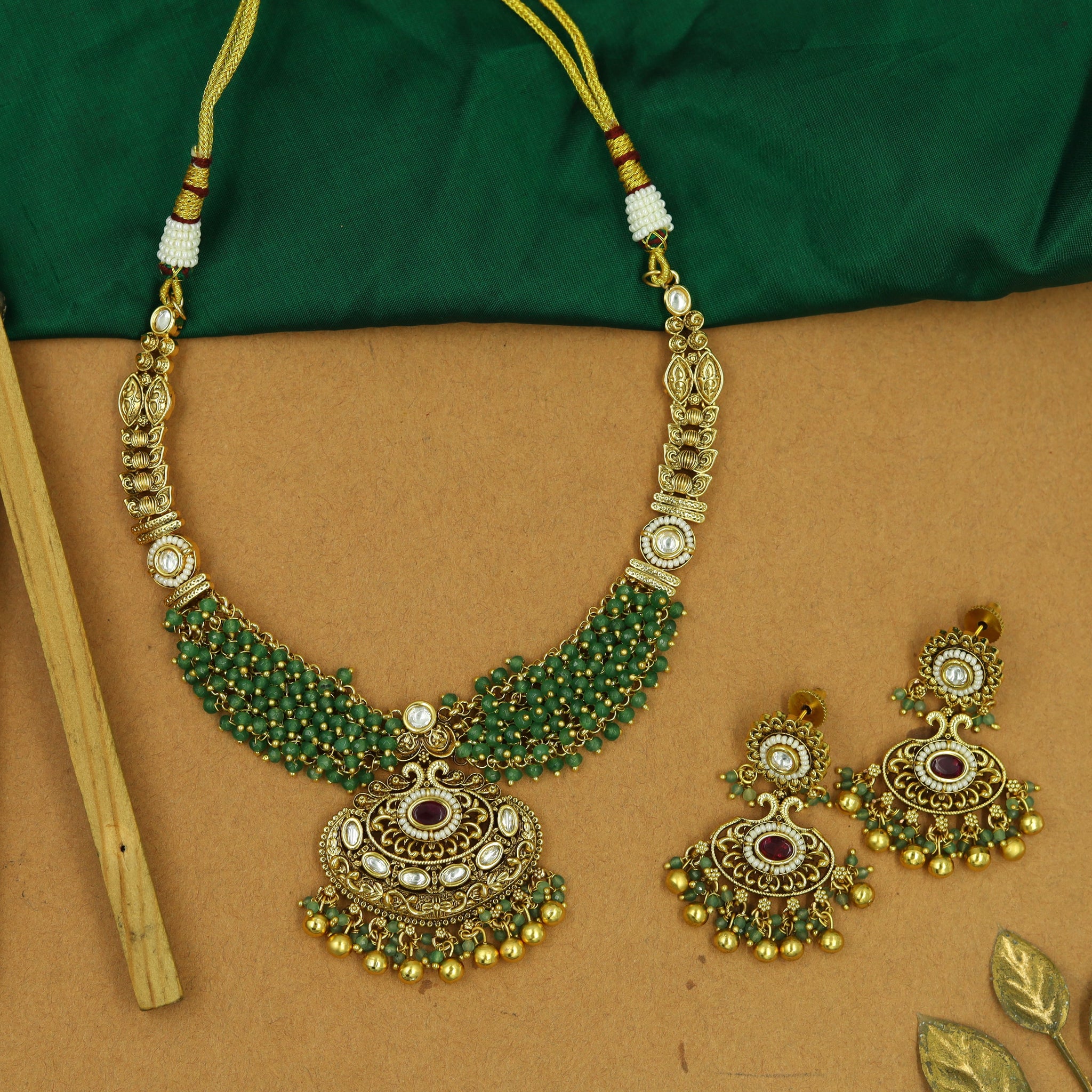 Round Neck Antique Necklace Set 16310-28