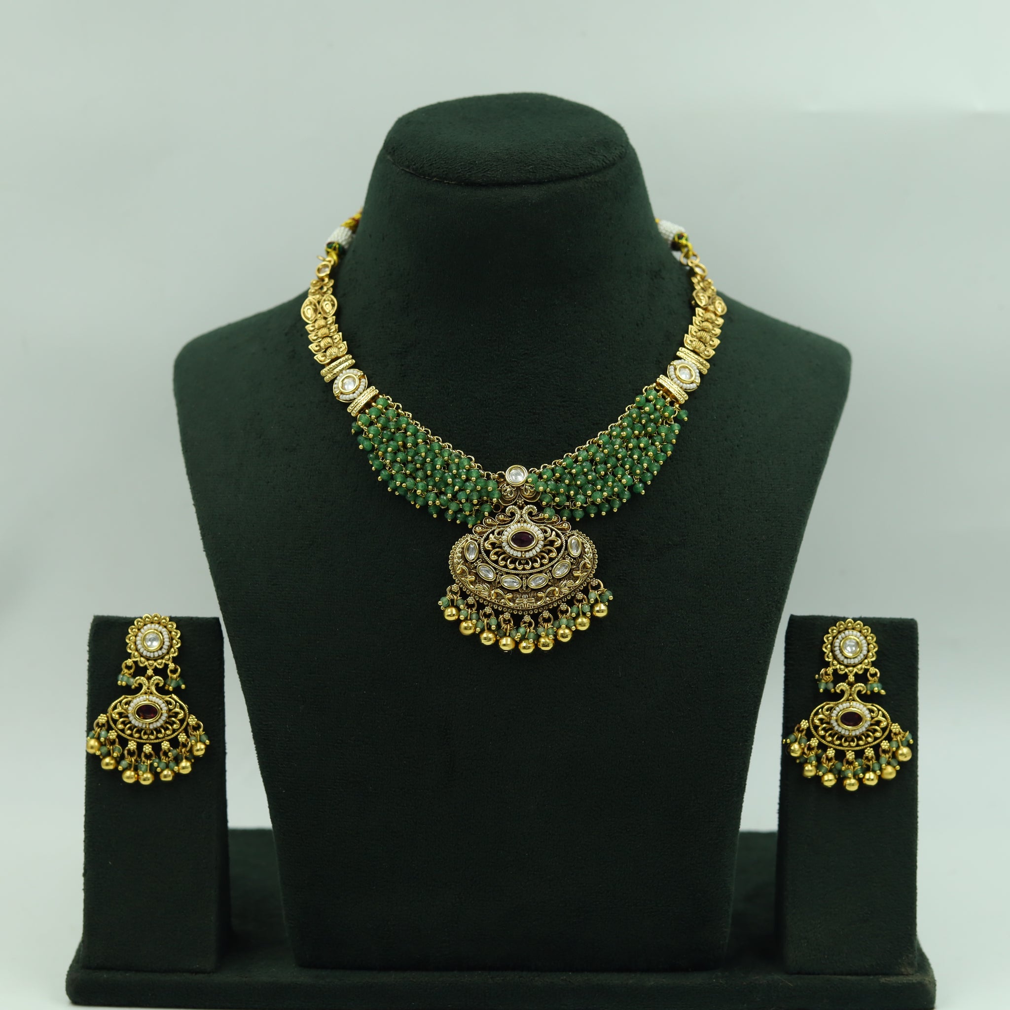 Round Neck Antique Necklace Set 16310-28