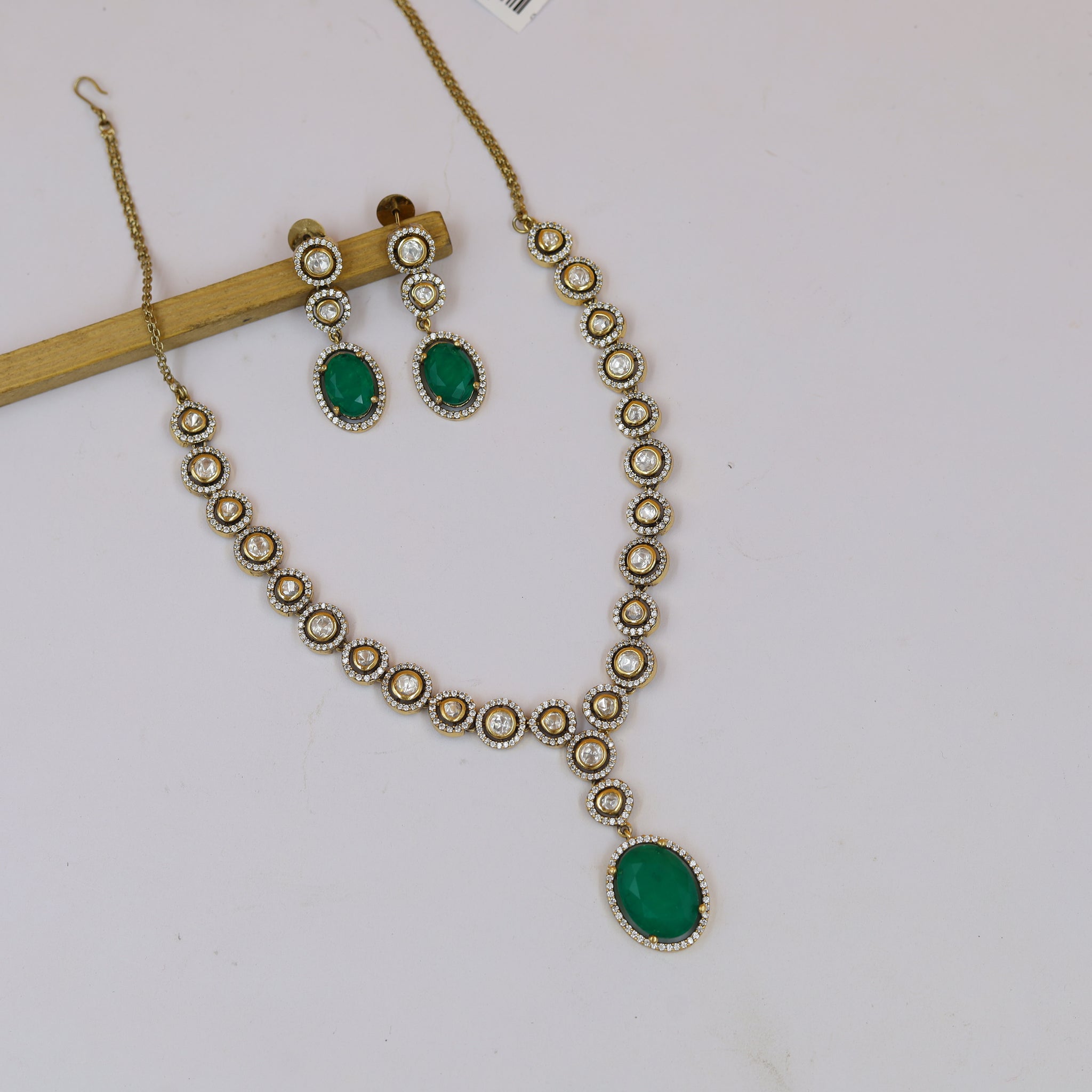 Round Neck Kundan Necklace Set 18920-69