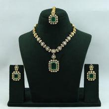 Round Neck Kundan Necklace Set 15510-91