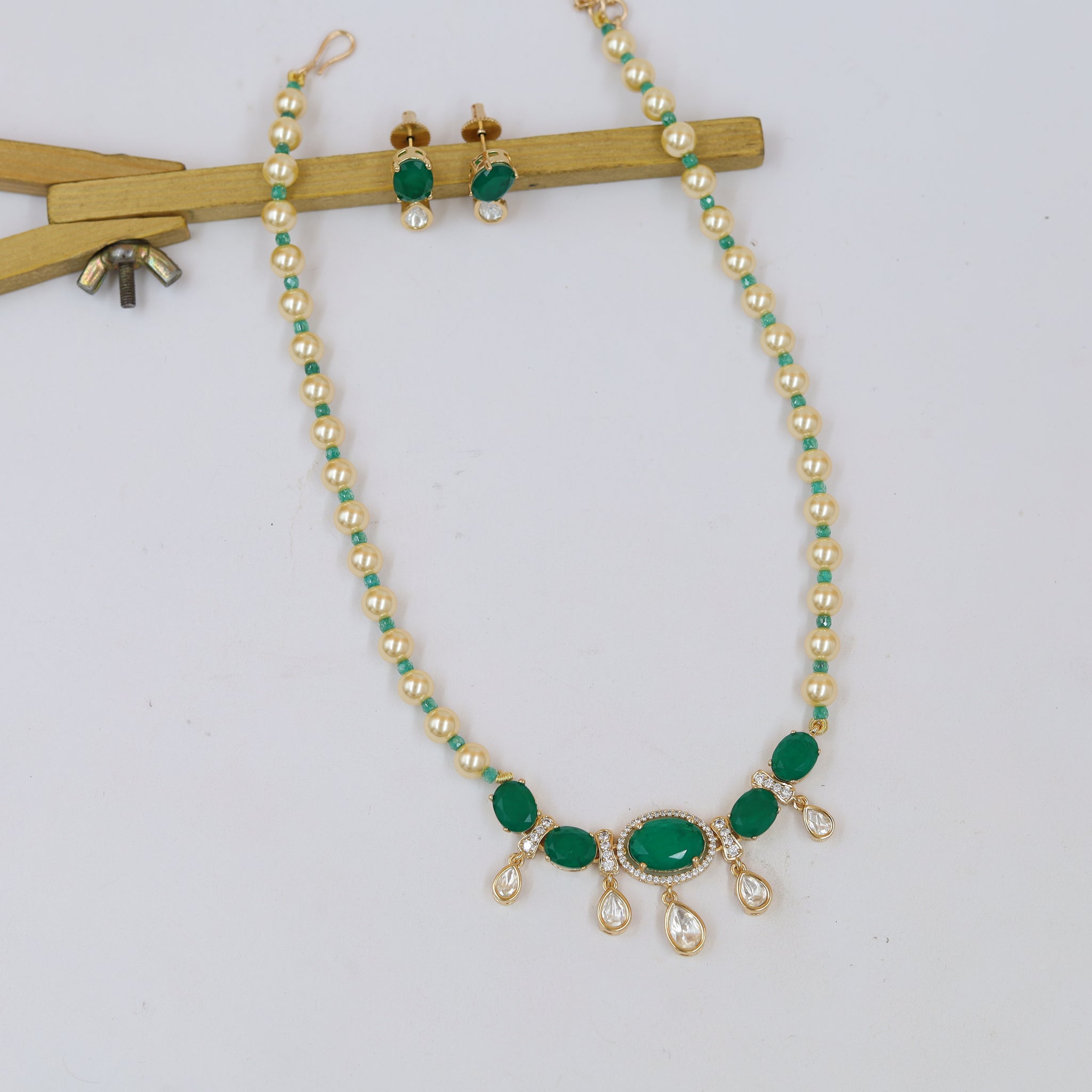 Round Neck Kundan Necklace Set 18967-21