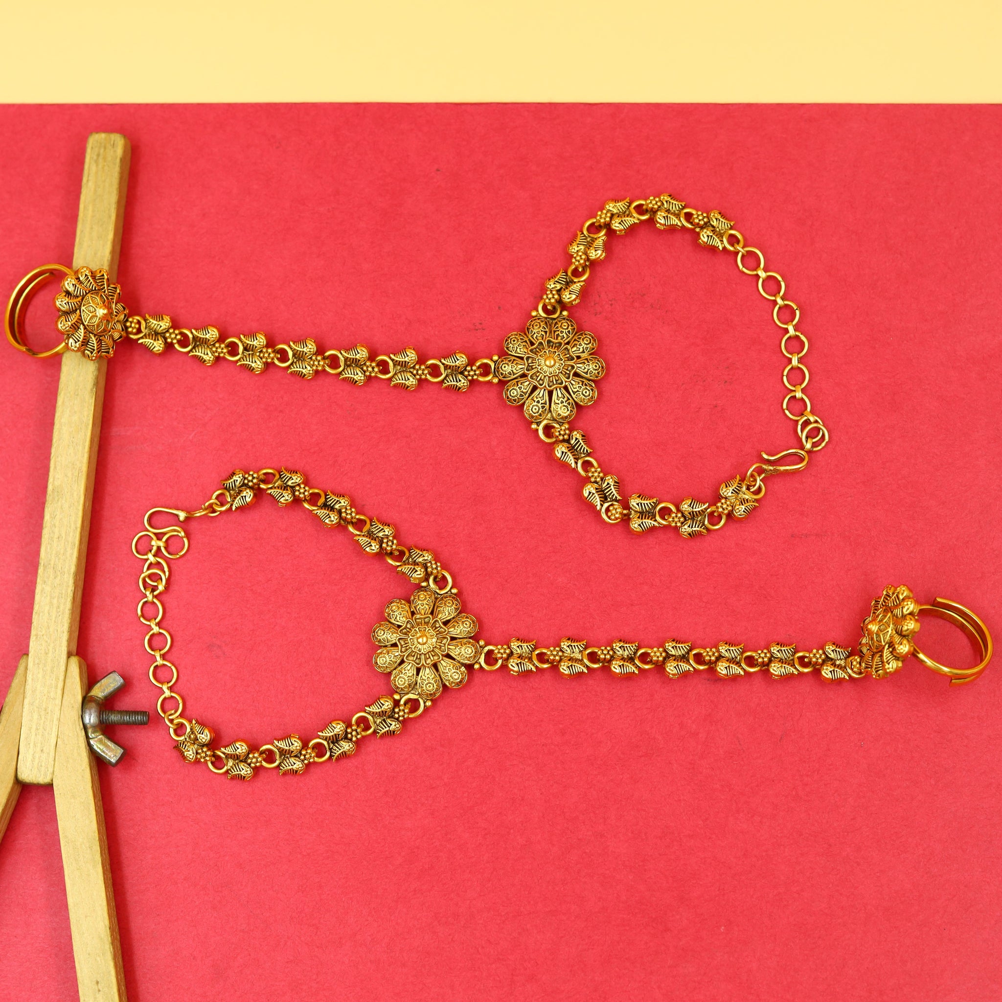 Antique Gold Finish Hathphool 18353-28