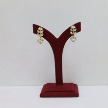 Round Neck Kundan Necklace Set 18915-69