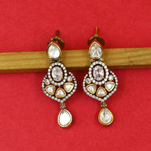 Light Kundan Earring 18336-28