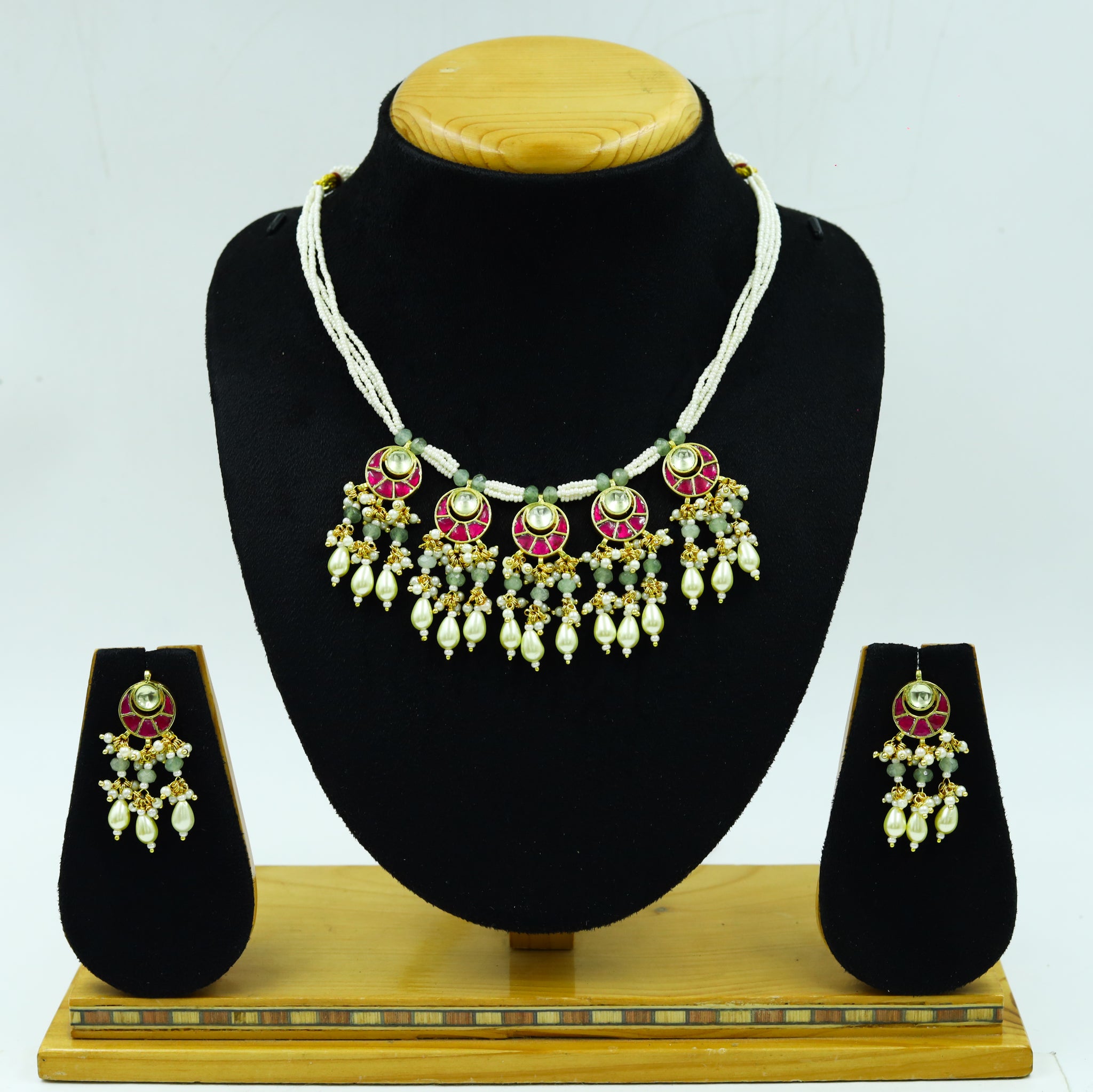 Round Neck Kundan Necklace Set 13595-56