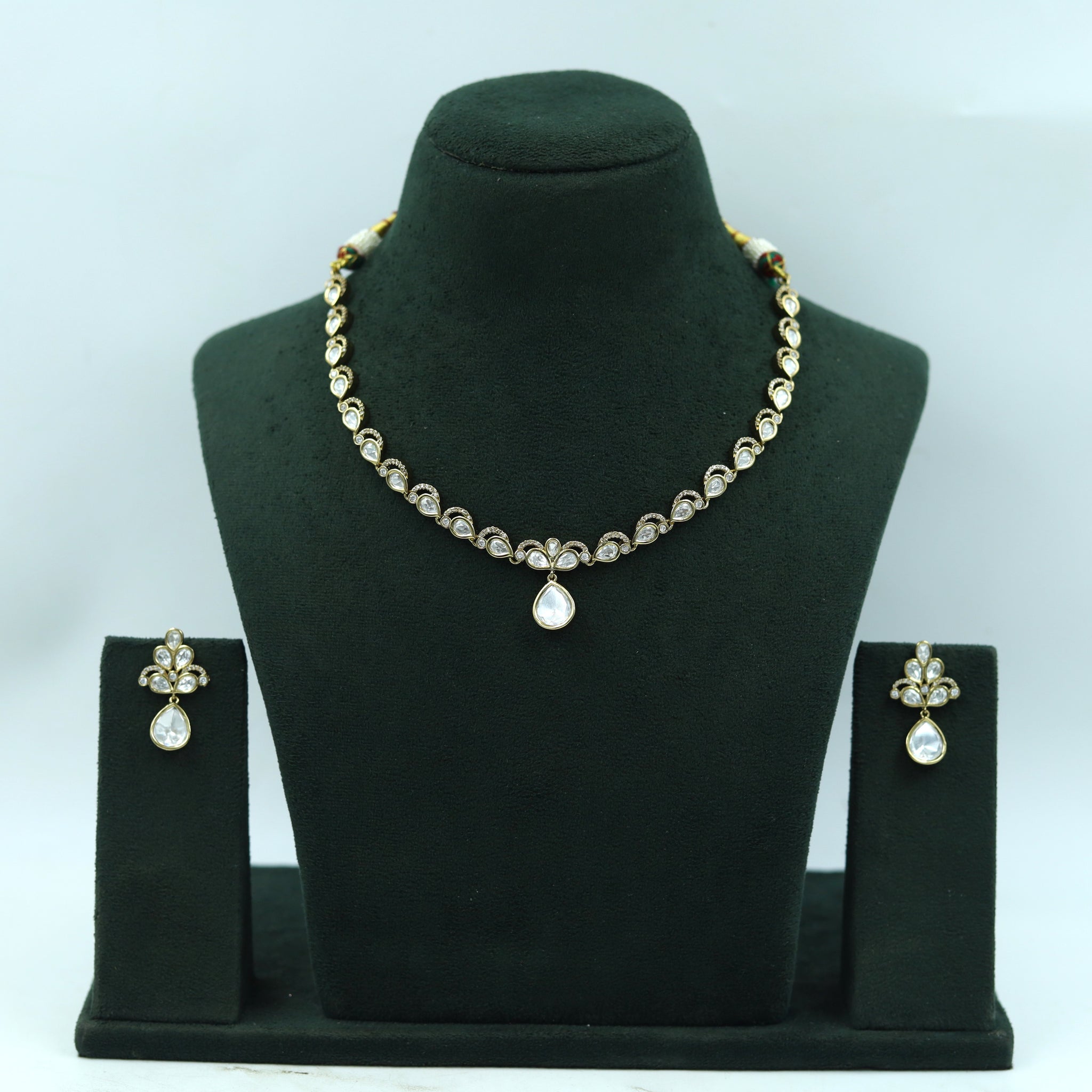 Round Neck Kundan Necklace Set 16729-28