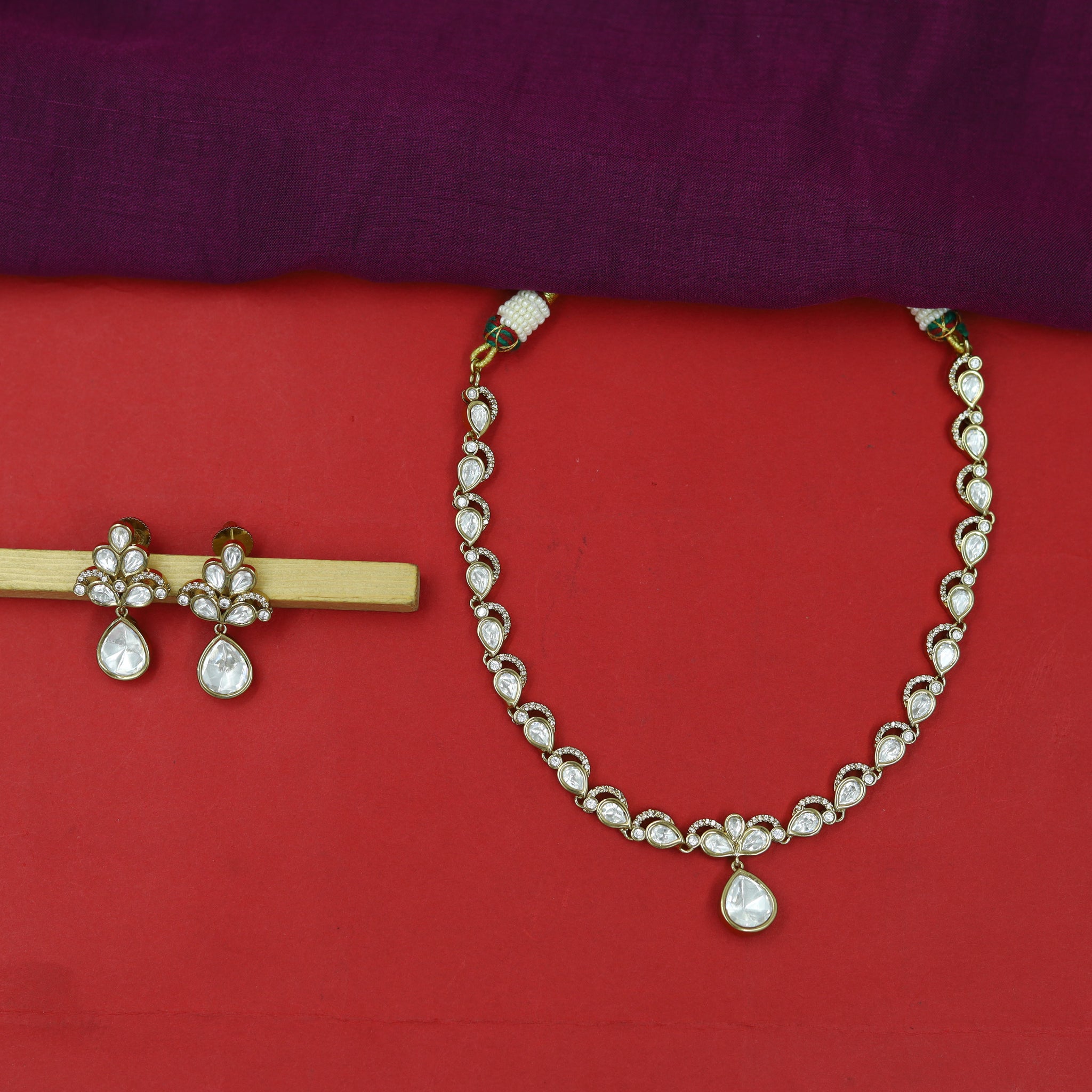 Round Neck Kundan Necklace Set 16729-28