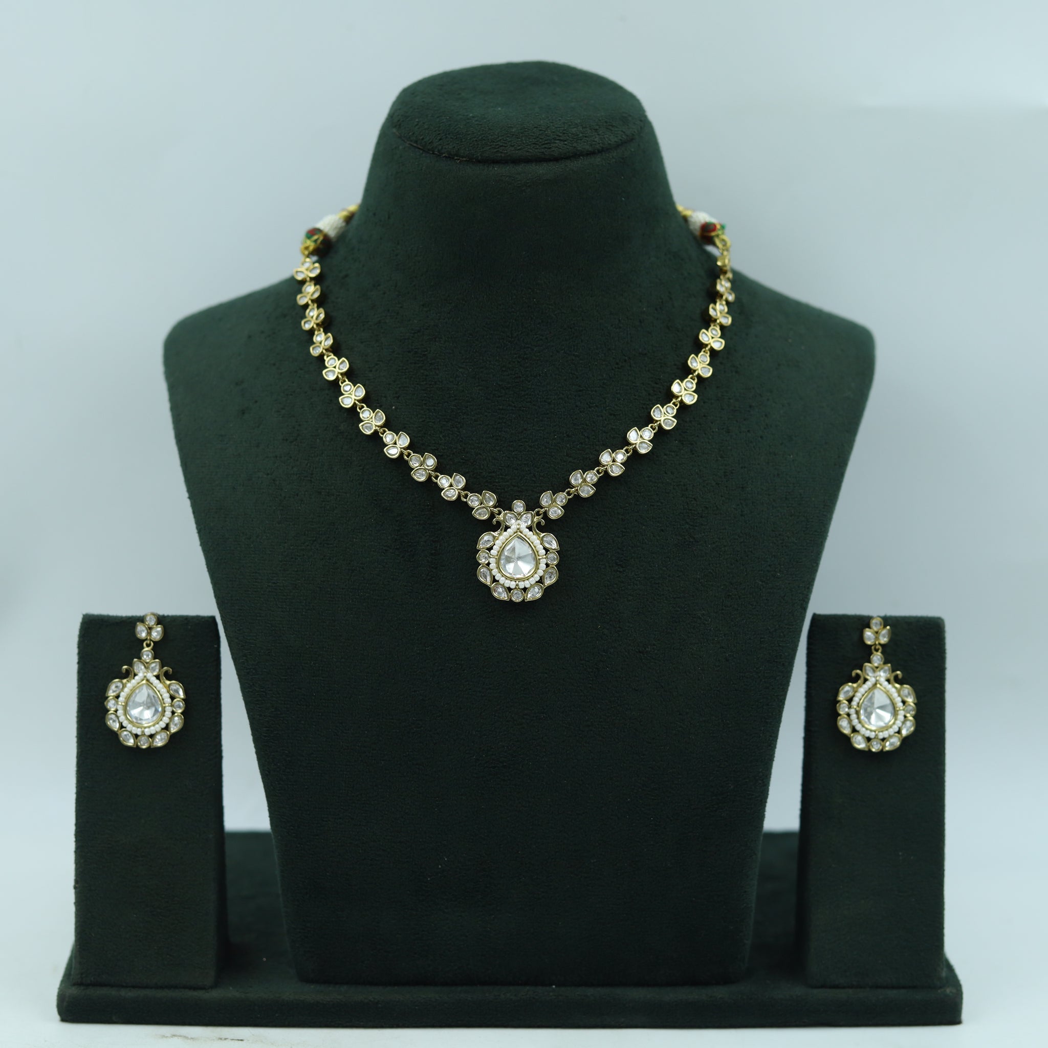 Round Neck Kundan Necklace Set 16723-28