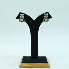 Round Neck Kundan Necklace Set 16725-28