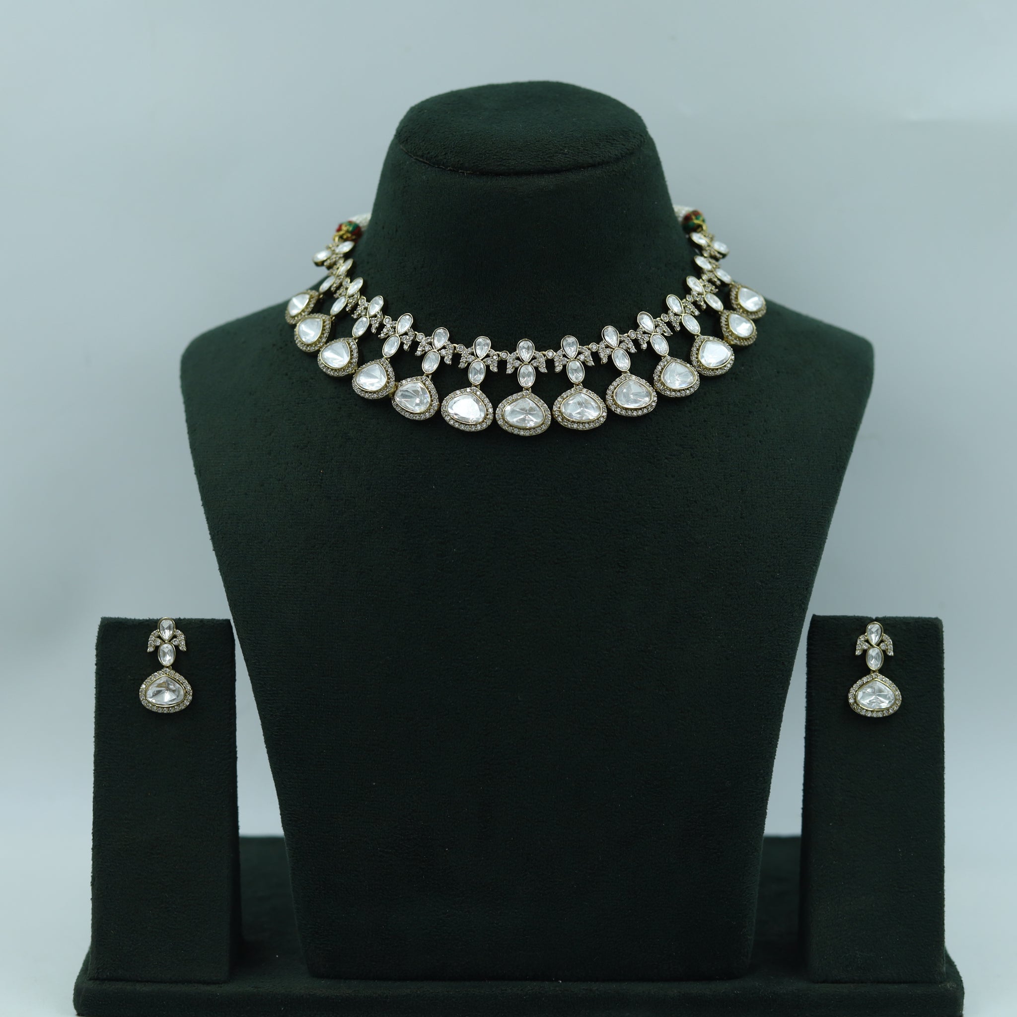 Round Neck Kundan Necklace Set 16722-28