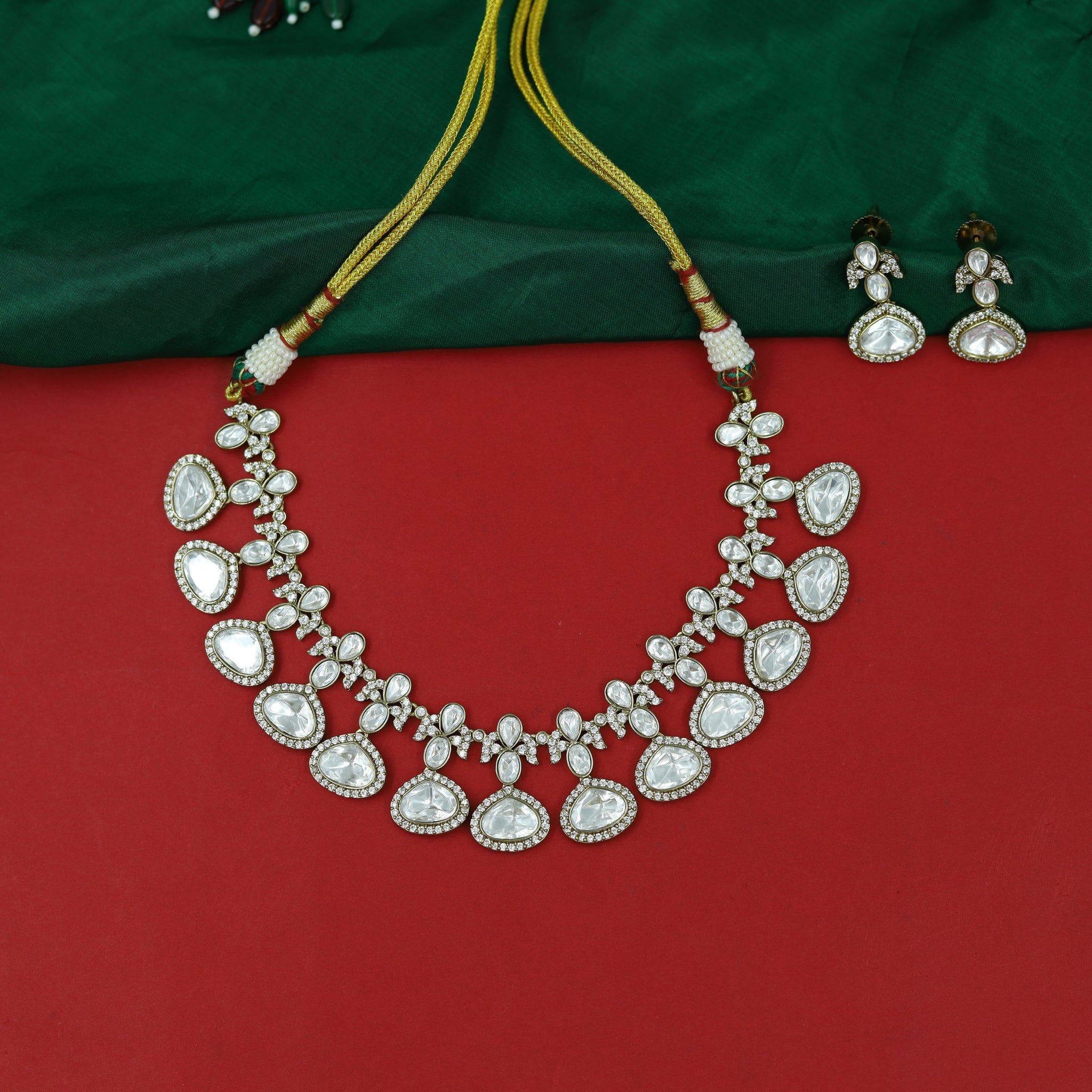 Round Neck Kundan Necklace Set 16722-28