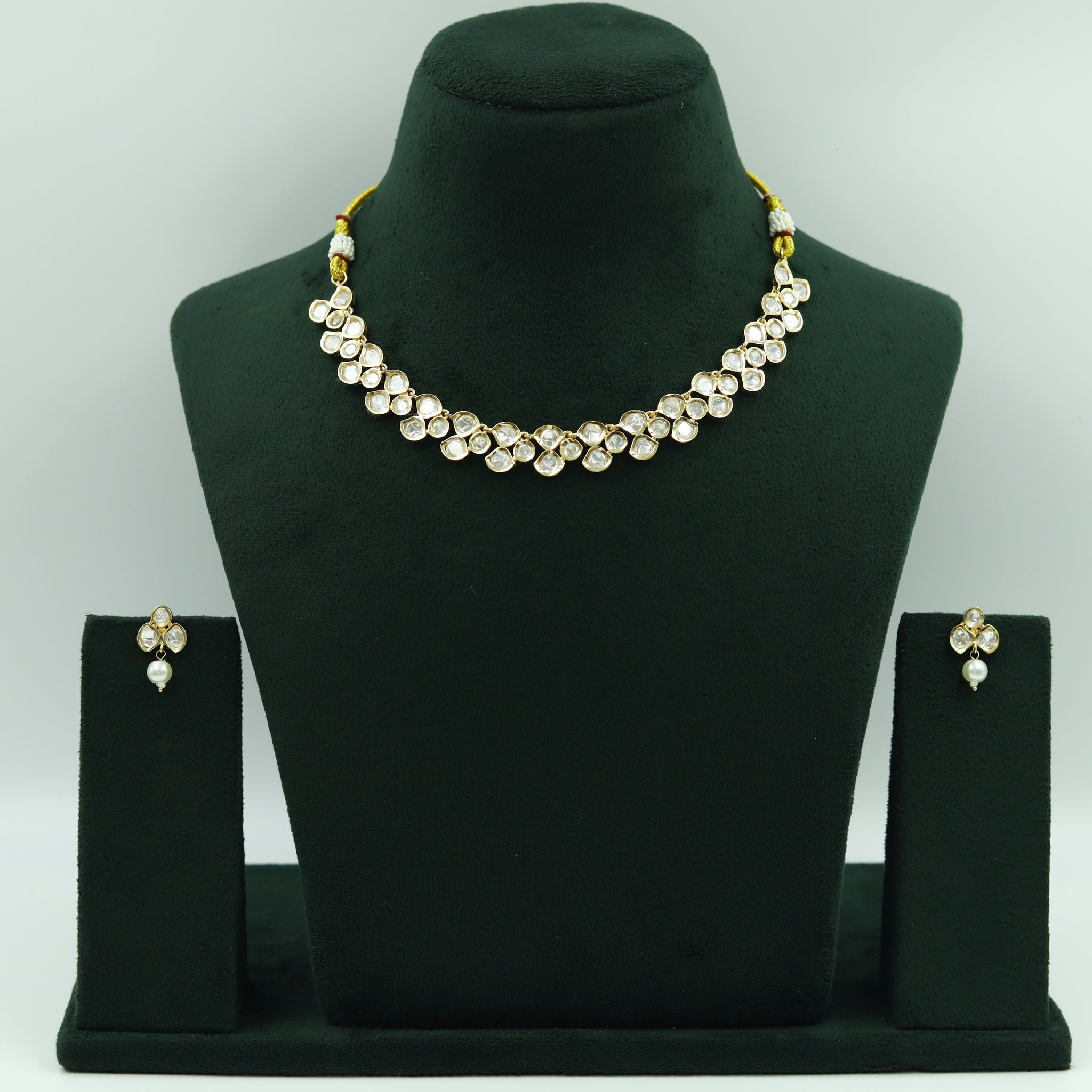 Round Neck Kundan Necklace Set 12917-31