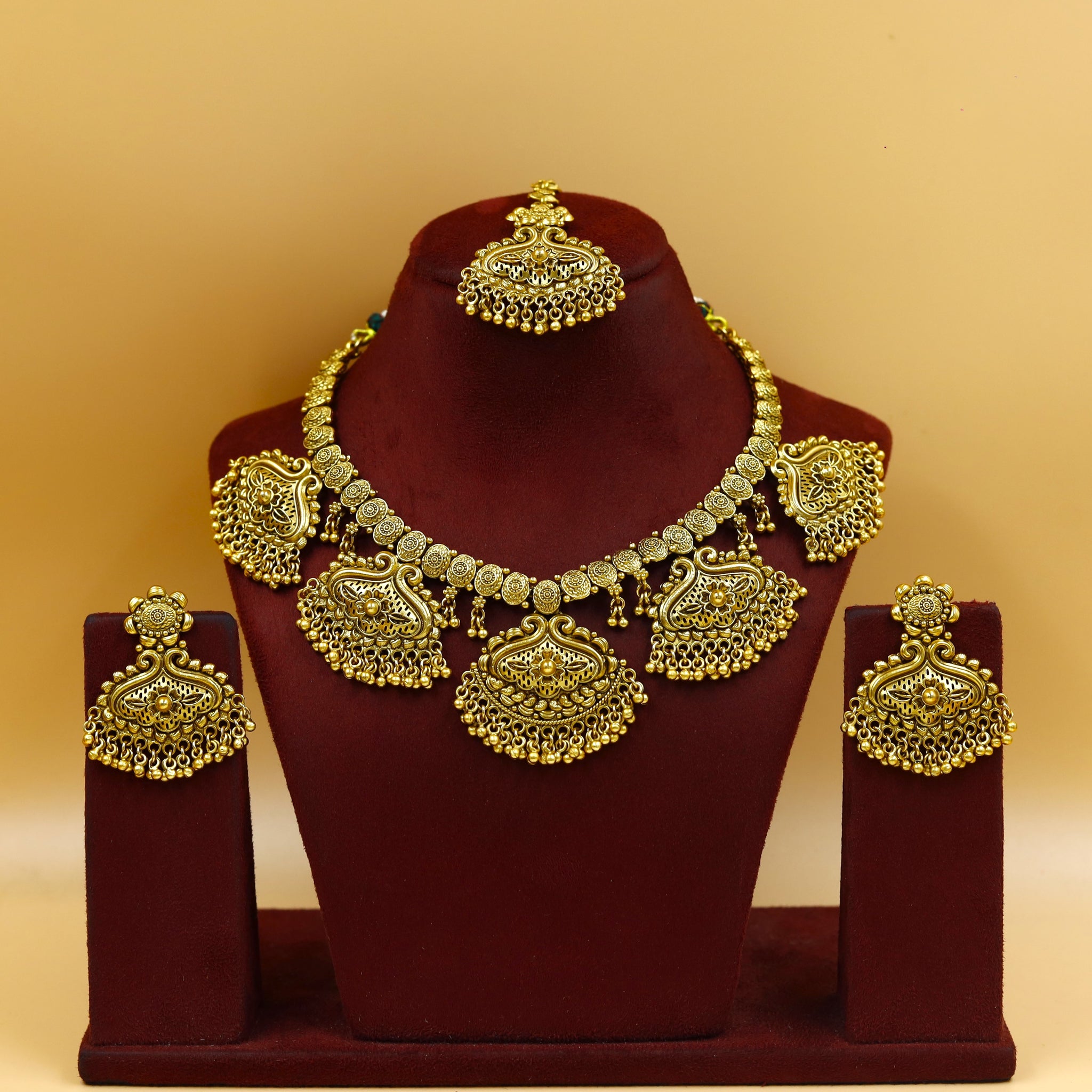 Round Neck Antique Necklace Set 18443-28