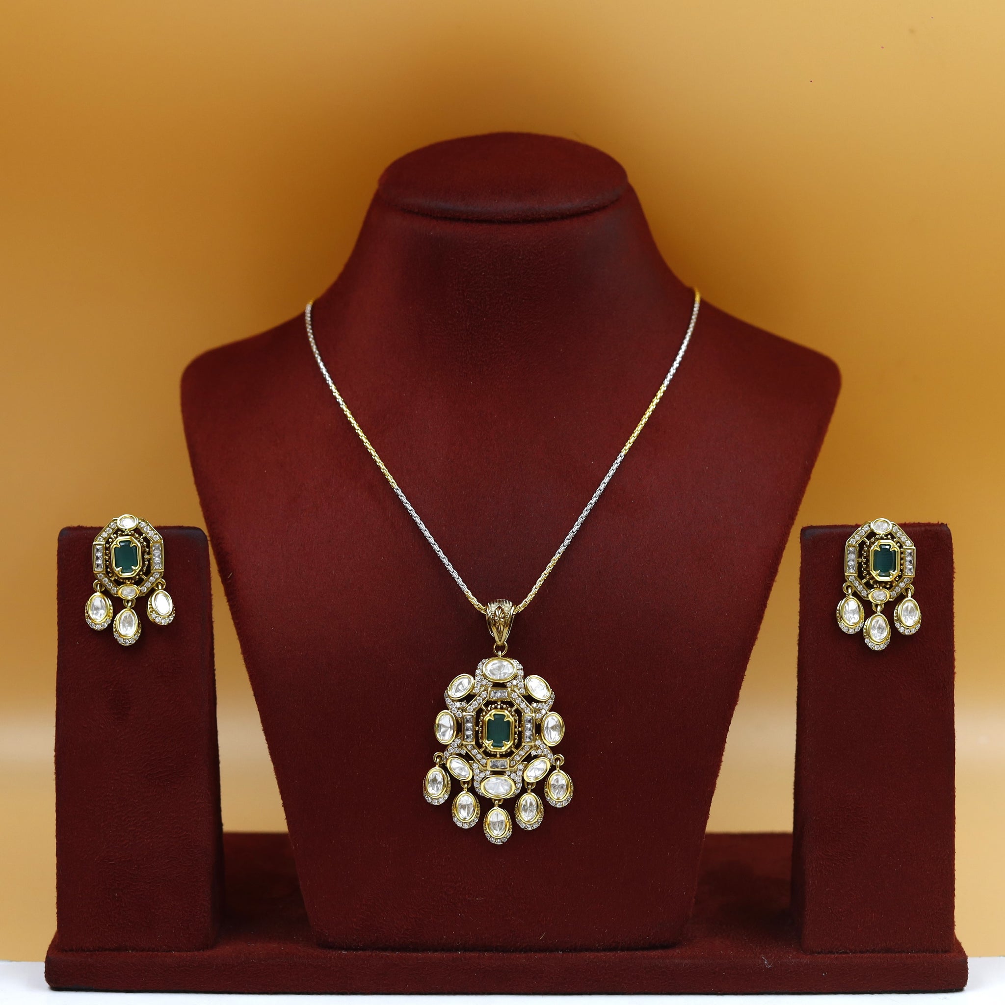 Medium Kundan Pendant Set 18070-69