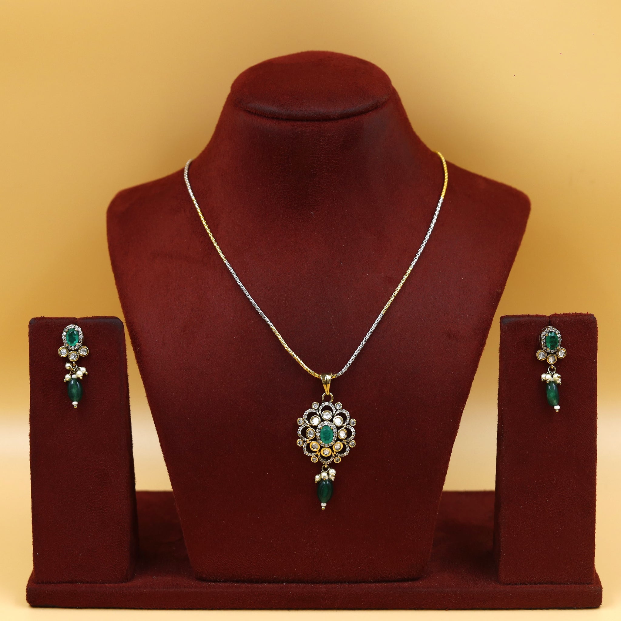 Light Kundan Pendant Set 18334-28